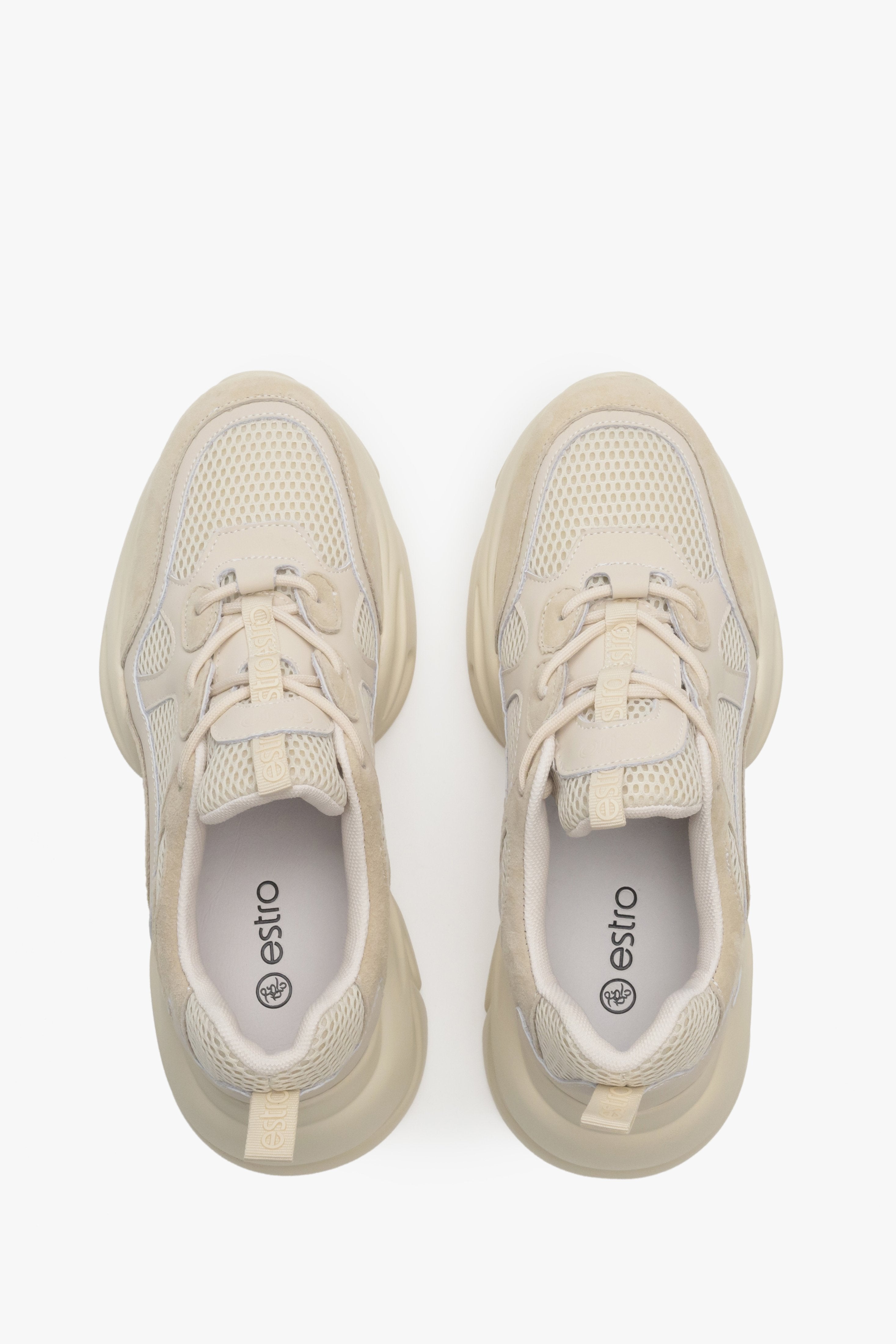 Welurowe beżowe sneakersy damskie z siateczką Estro - prezentacja modelu z góry.