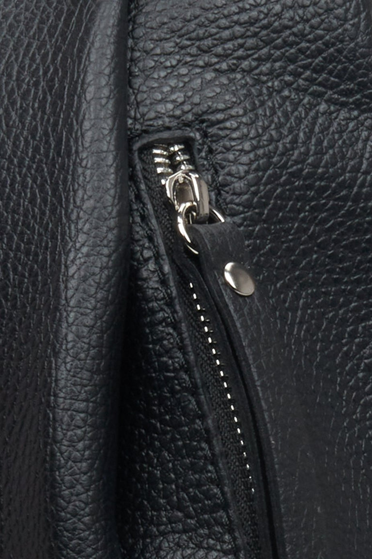 Czarny, miejski plecak damski z włoskiej skóry naturalnej Estro - zbliżenie na detale.