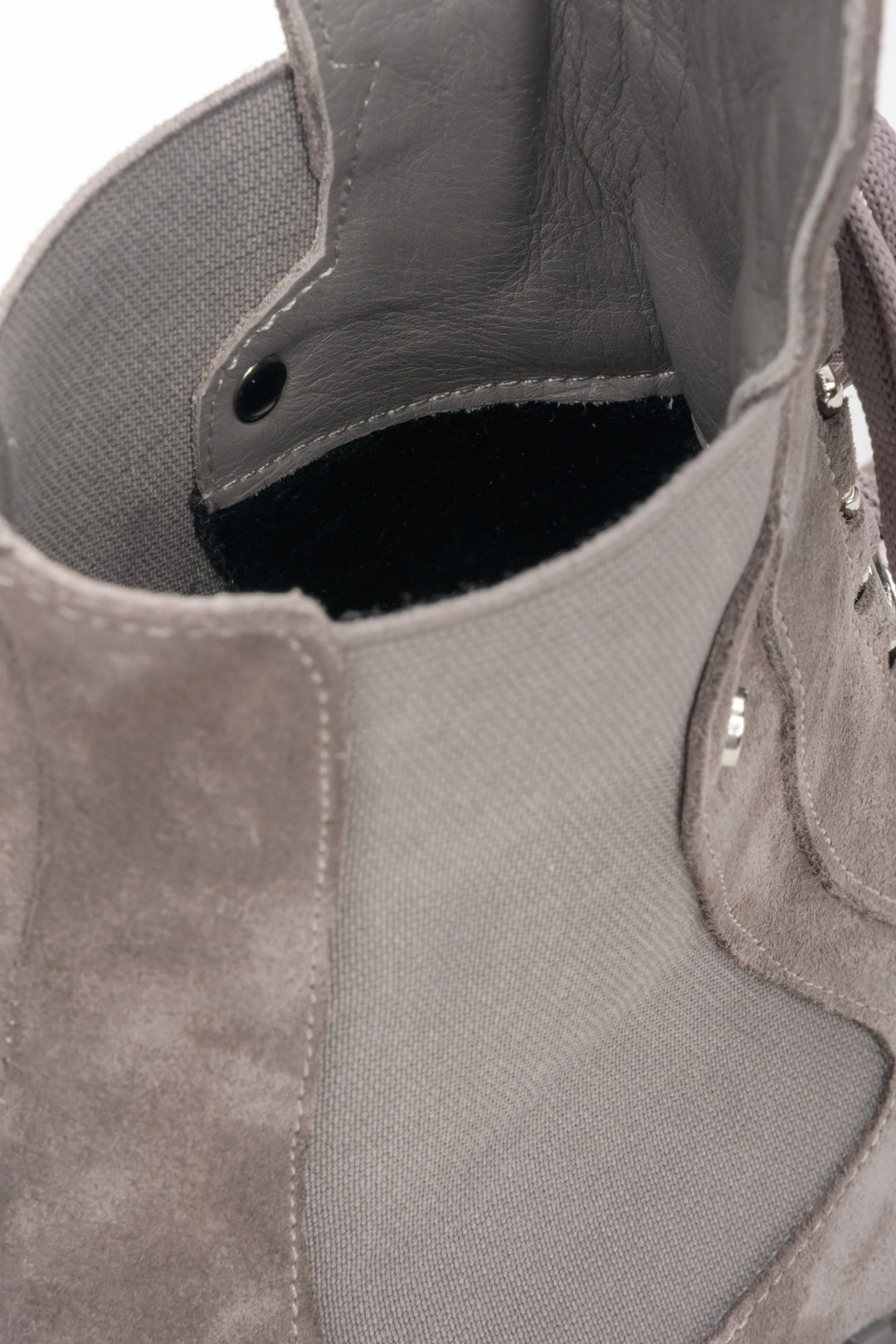 Welurowo-tekstylne szare botki damskie Estro - zbliżenie na wnętrze buta.