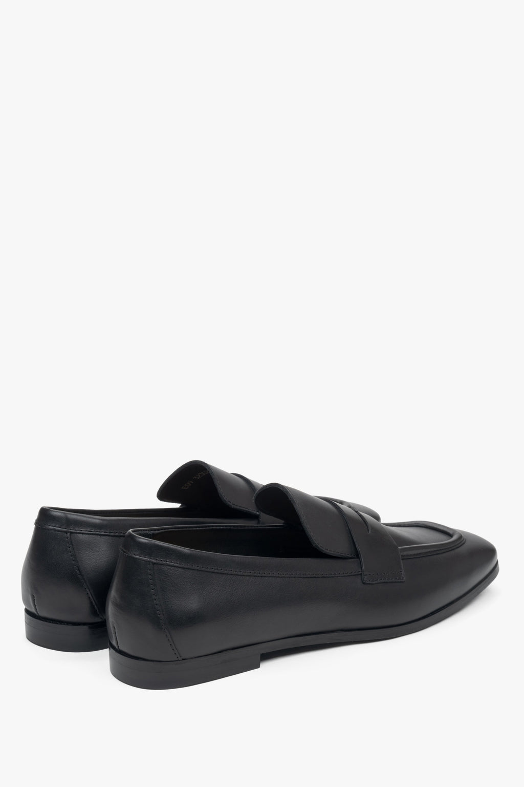 Damskie skórzane loafersy w kolorze czarnym Estro - zbliżenie na zapiętek.