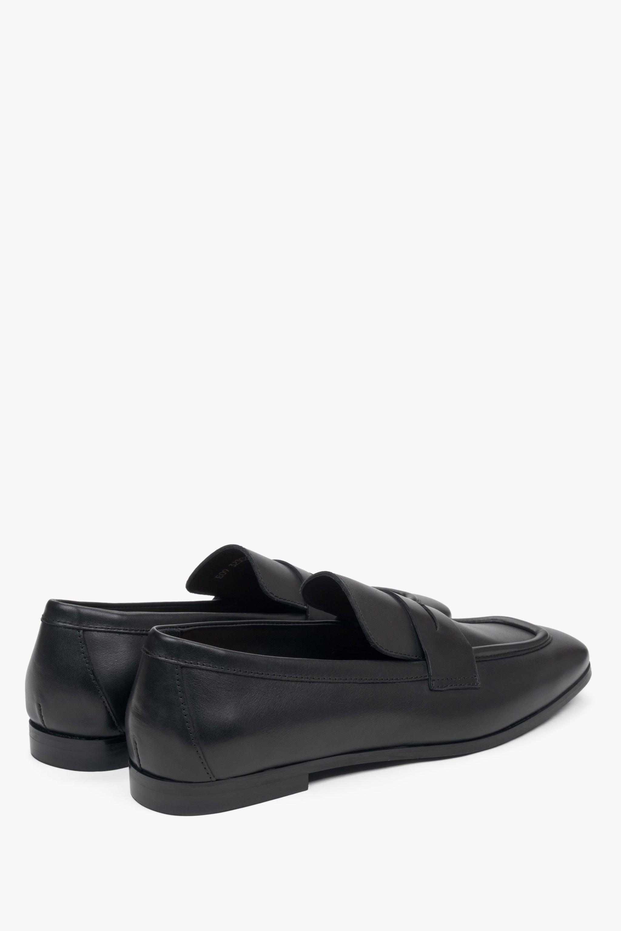 Damskie skórzane loafersy w kolorze czarnym Estro - zbliżenie na zapiętek.