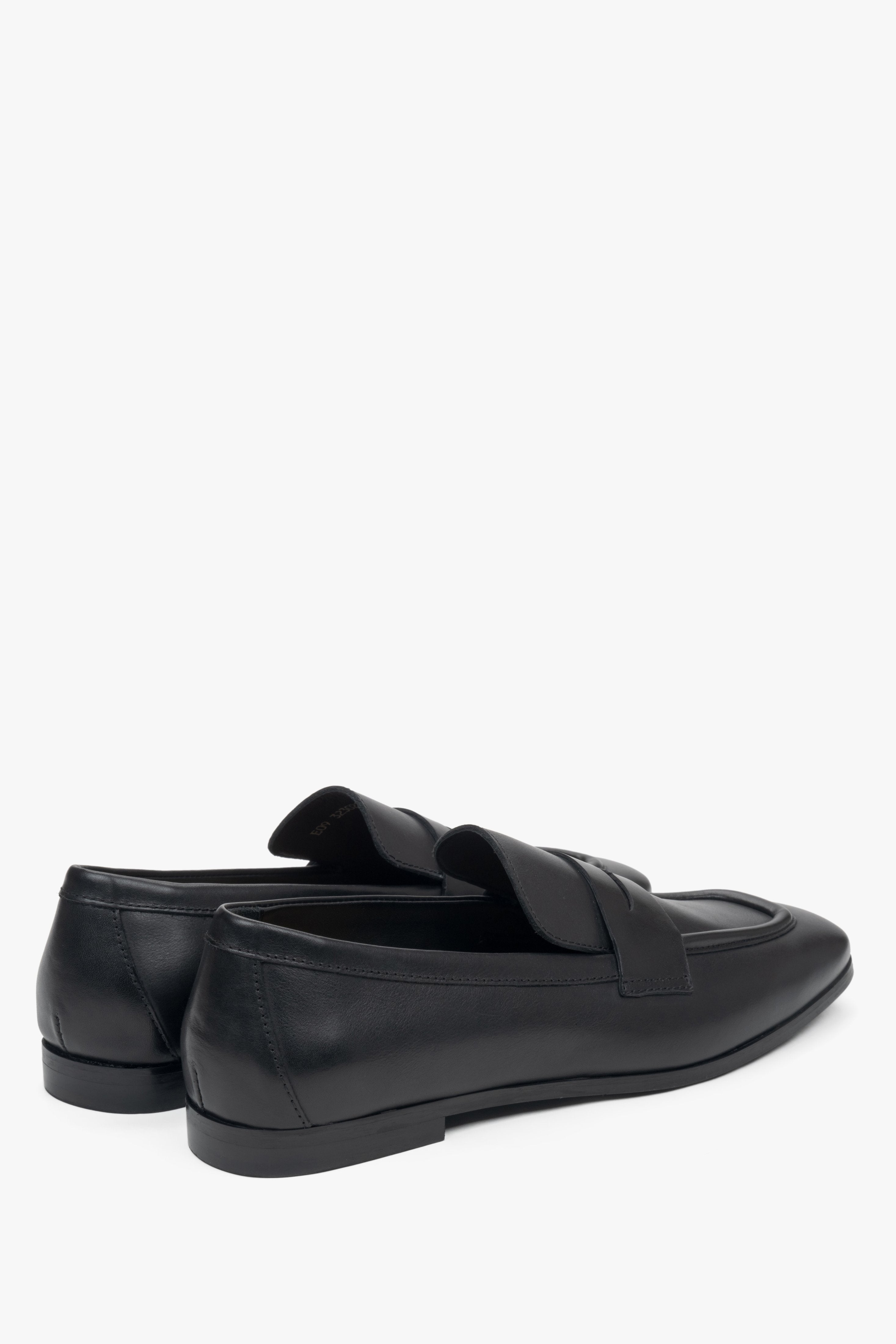Damskie skórzane loafersy w kolorze czarnym Estro - zbliżenie na zapiętek.