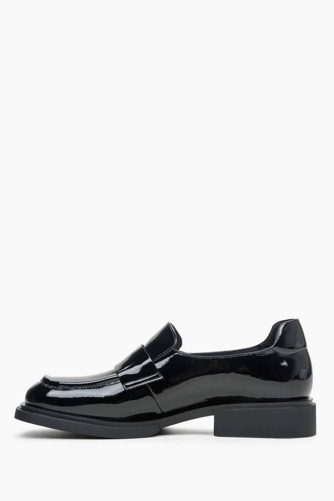 Czarne, damskie mokasyny z kwadratowym czubkiem marki Estro z lakierowanej skóry naturalnej - profil buta.