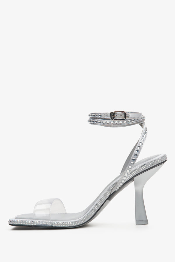 Sandałki damskie na obcasie w kolorze srebrnym wysadzane kryształkami Estro - profil buta.