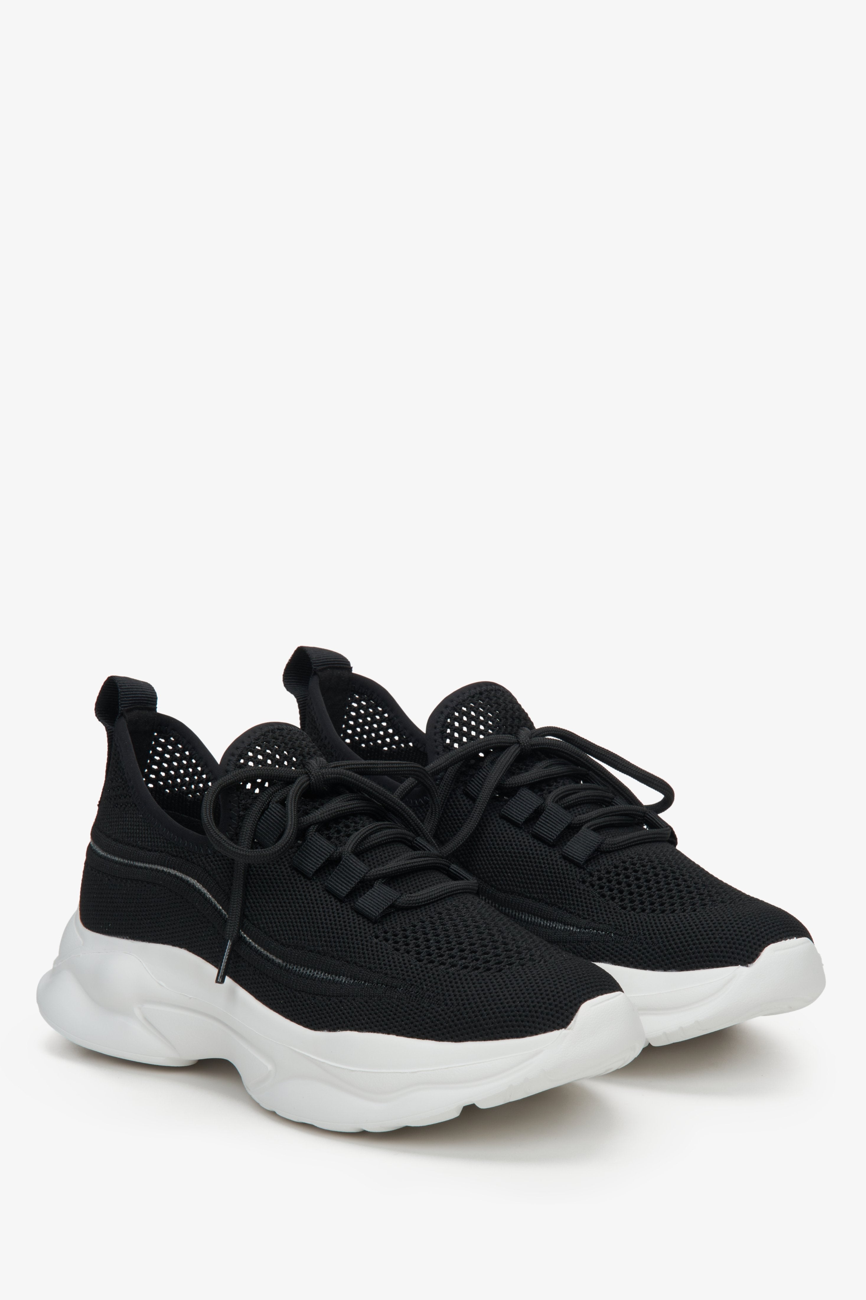 Sneakersy damskie czarne z siateczki na elastycznej podeszwie Estro.