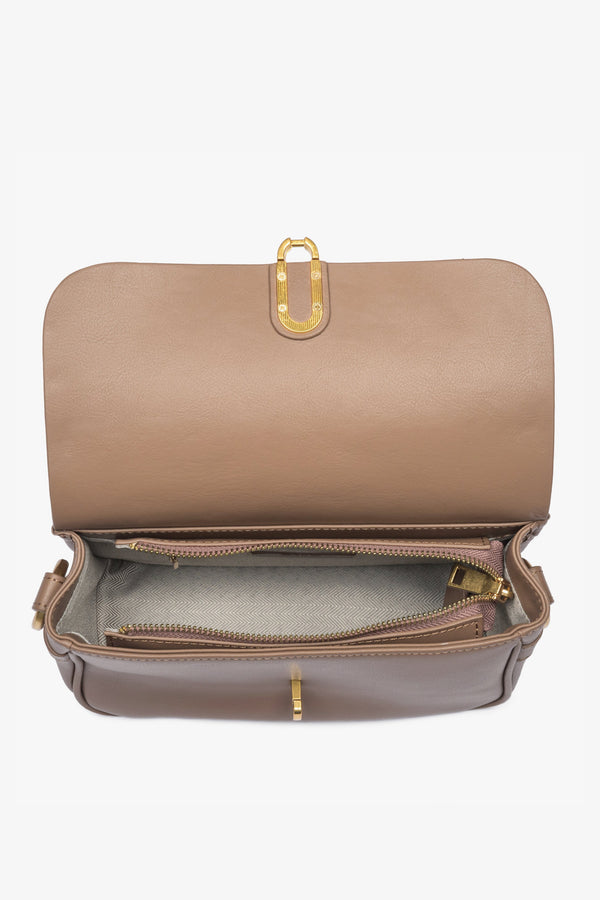 Damska torebka w kolorze brązowym ze skóry naturalnej marki Estro - zbliżenie na wnętrze modelu.