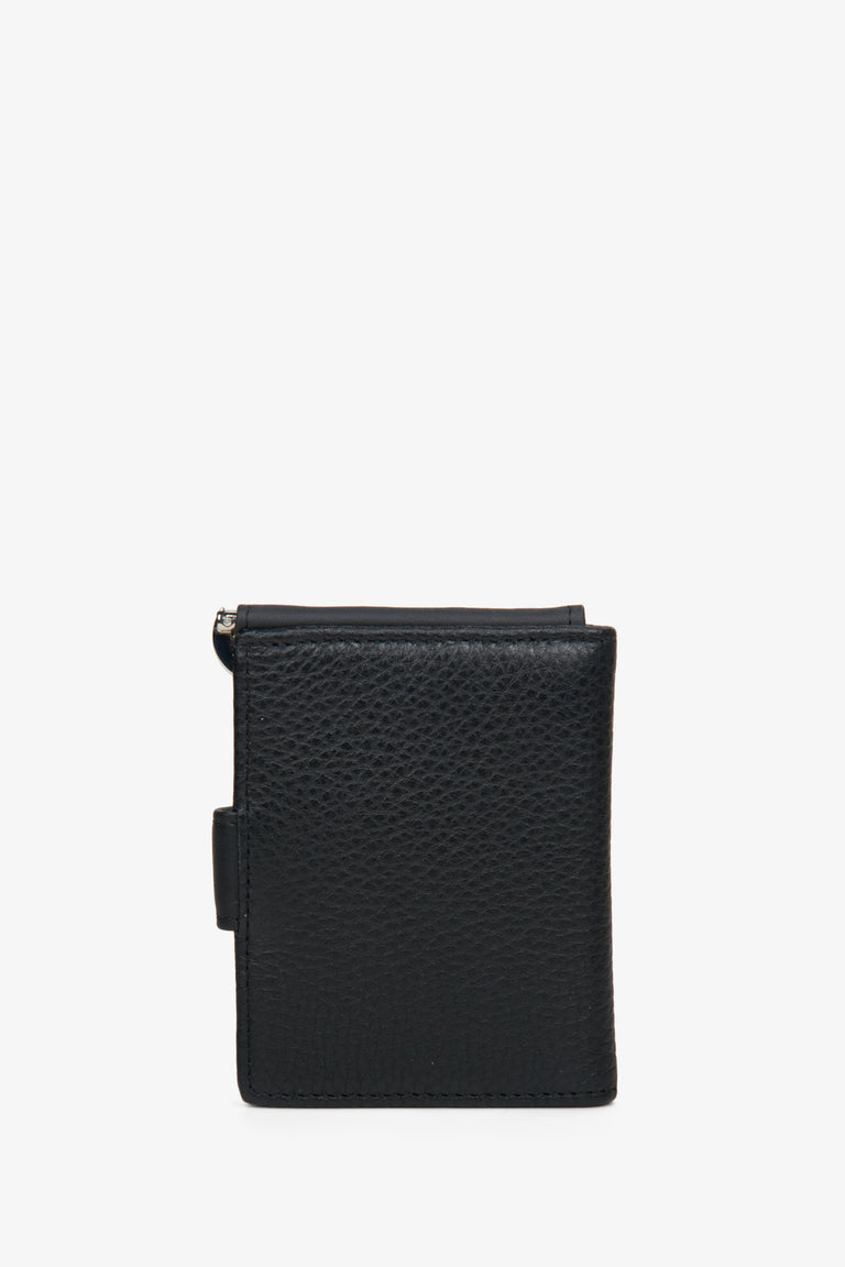 Męski portfel w kolorze czarnym ze skóry naturalnej Estro - tył modelu.