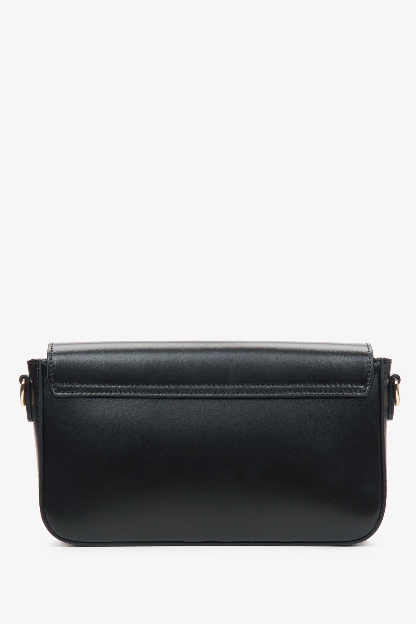 Niewielka damska torebka w czarnym kolorze, stylizowana na bagietkę.