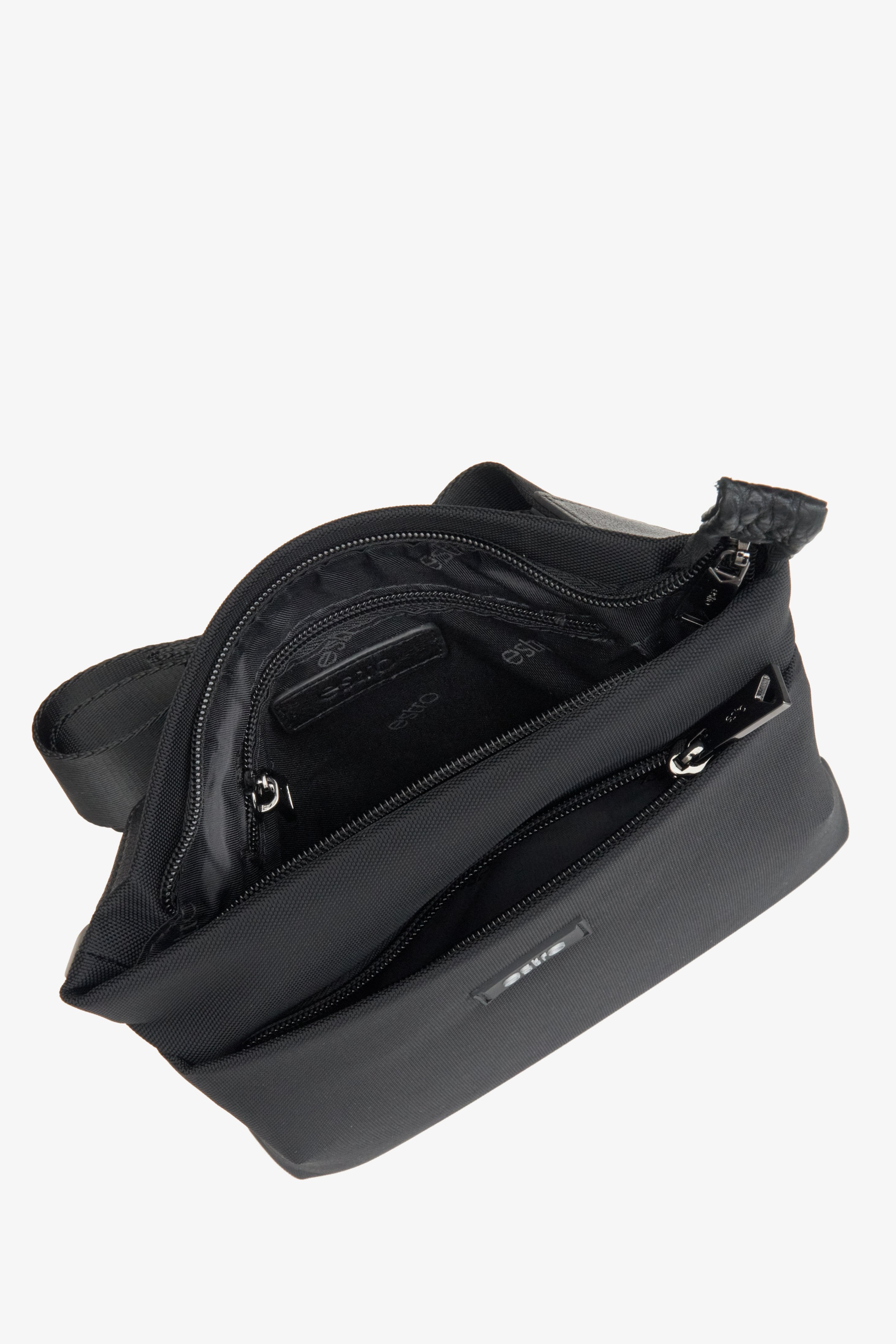 Czarna tekstylna torba męska z regulowanym paskiem Estro  - zbliżenie na wnętrze.
