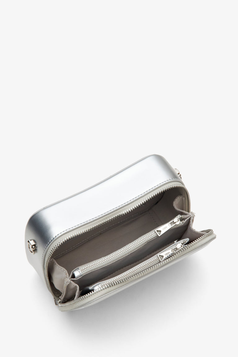 Damska skórzana torebka damska w kolorze srebrnym Estro - zbliżenie na wnętrze modelu.