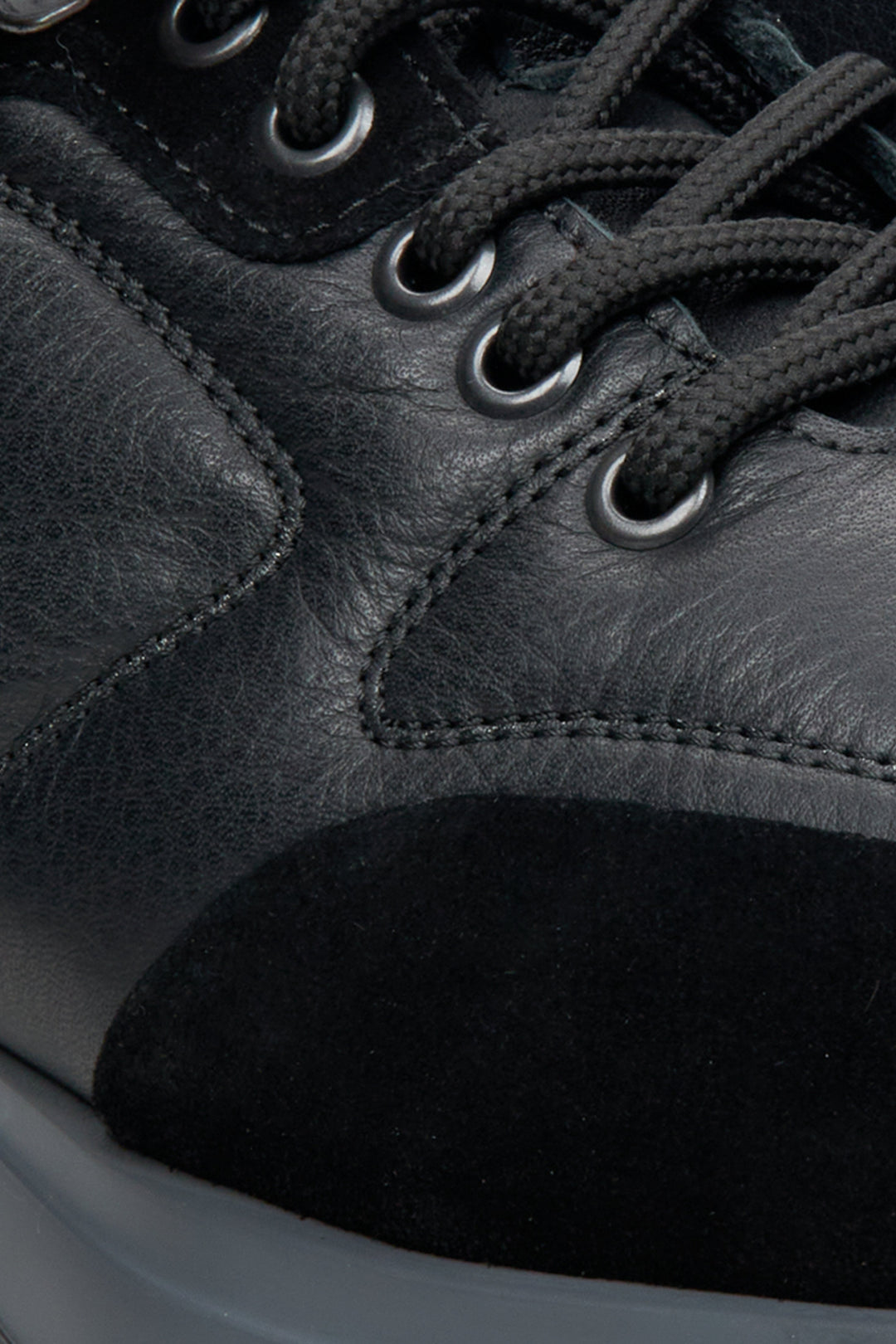 Niskie sneakersy męskie o sportowym kroju w kolorze czarnym z zamszu i skóry Estro - zbliżenie na detale.