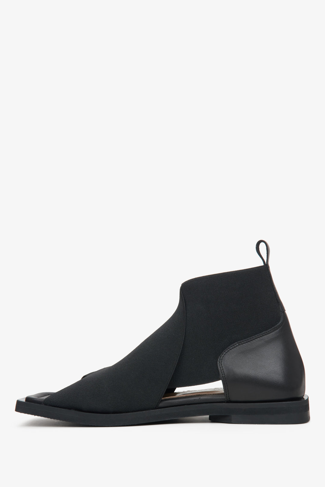 Wygodne sandały damskie z miękkimi paskami w kolorze czarnym Estro - profil buta.