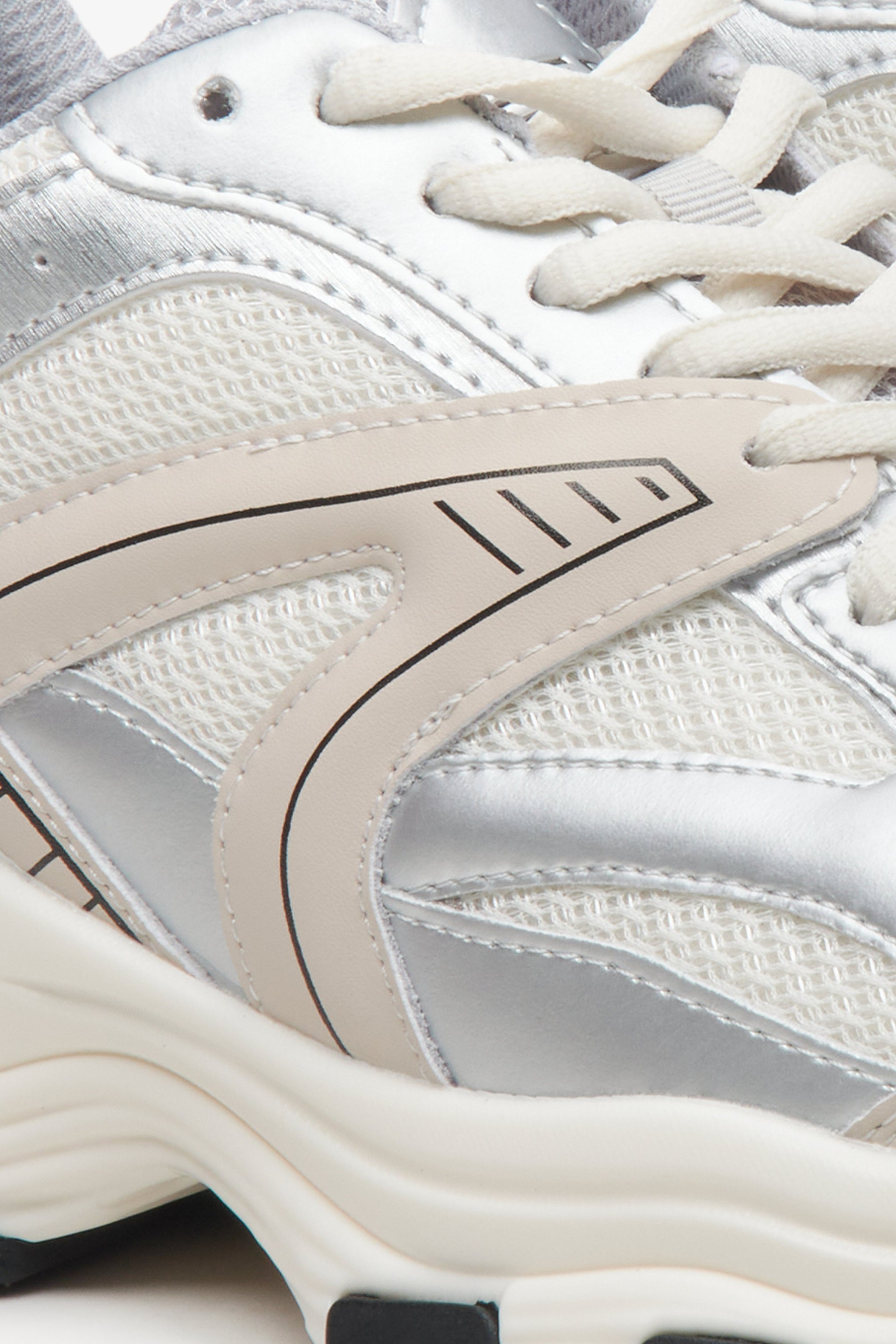 Sportowe sneakersy damskie w kolorze jasnobeżowo-srebrnym ES8 - zbliżenie na detale.
