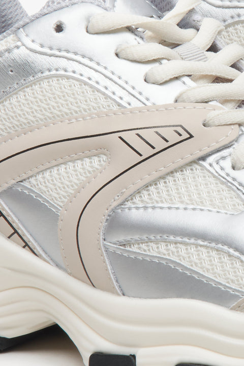 Sportowe sneakersy damskie w kolorze jasnobeżowo-srebrnym ES8 - zbliżenie na detale.