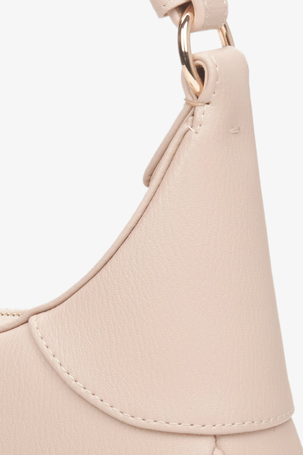 Jasnoróżowa torebka damska na ramię Estro - zbliżenie na detale.