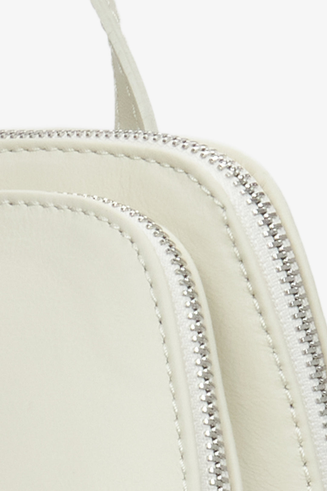 Mleczno-beżowy plecak damski z włoskiej skóry naturalnej Estro - zbliżenie na detal.