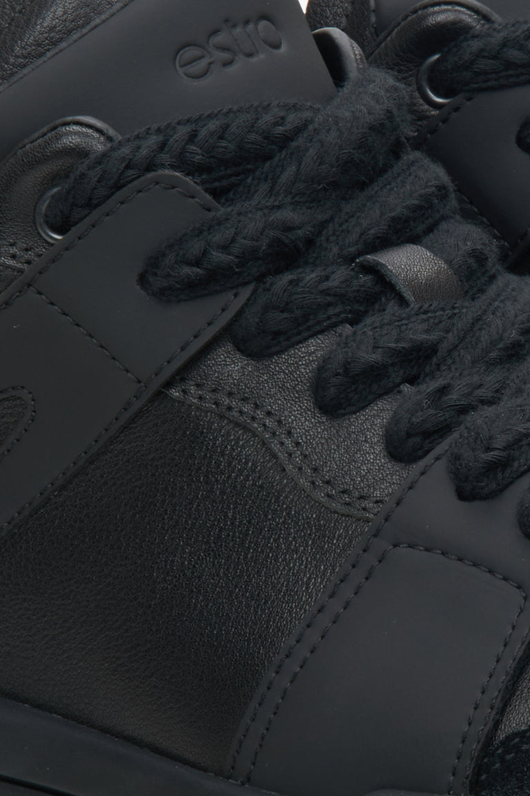 Męskie czarne wysokie sneakersy Estro - zbliżenie na detale.