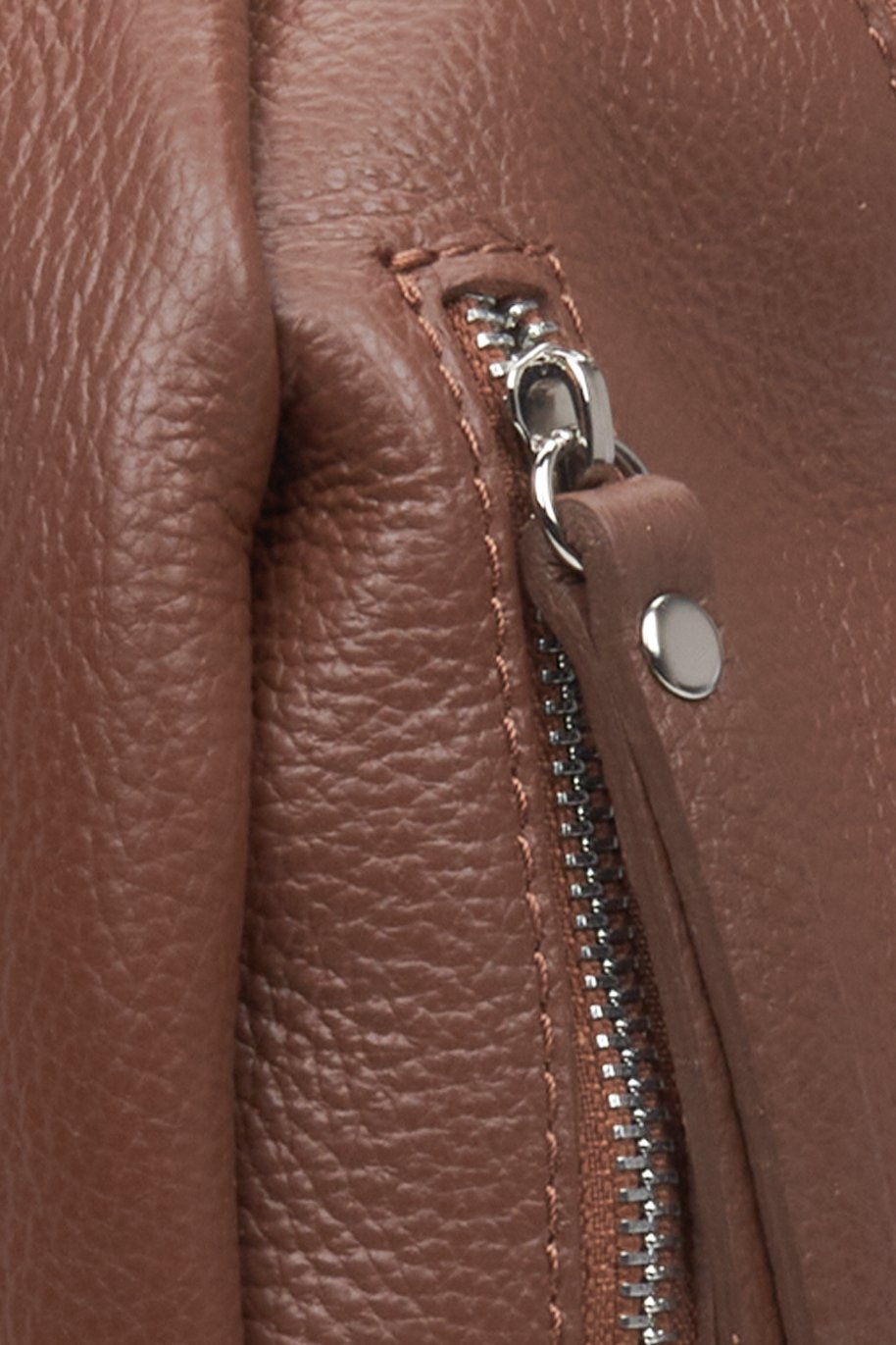 Brązowy, miejski plecak damski z włoskiej skóry naturalnej Estro - zbliżenie na detale.