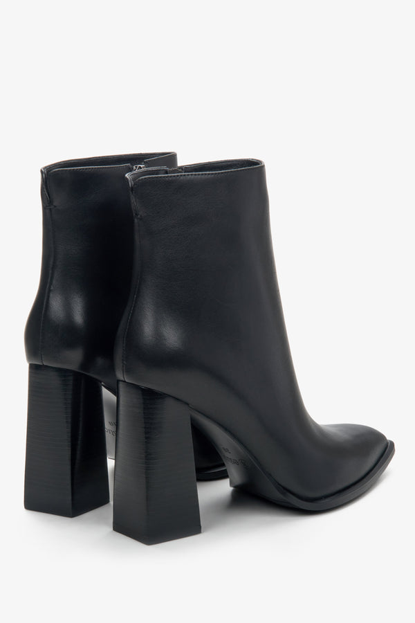 Skórzane botki damskie Estro w kolorze czarnym - zbliżenie na obcas i linię boczną buta.