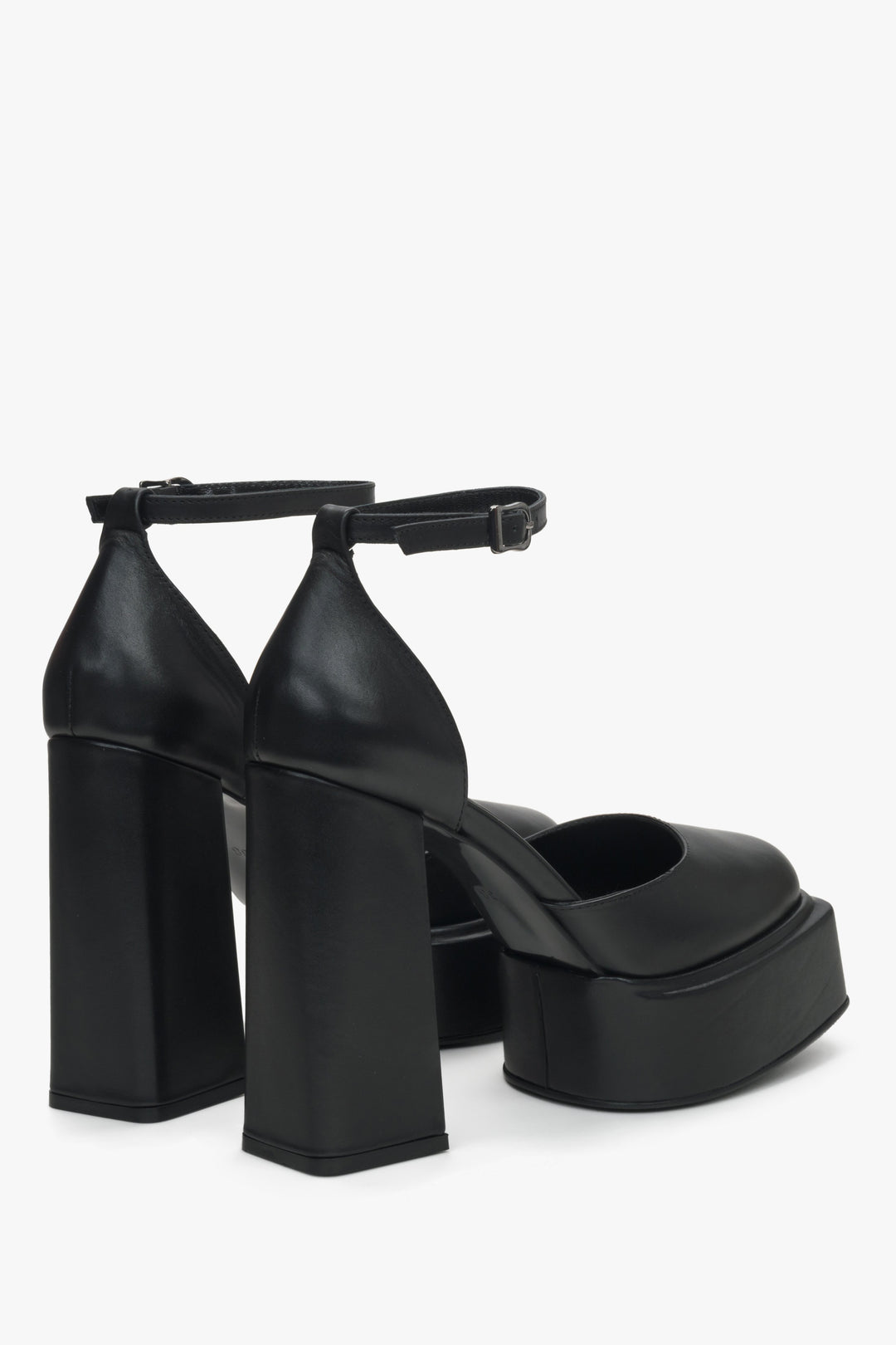 Sandały damskie czarne ze skóry naturalnej Estro na słupku i platformie - prezentacja zapiętka butów i obcasa.