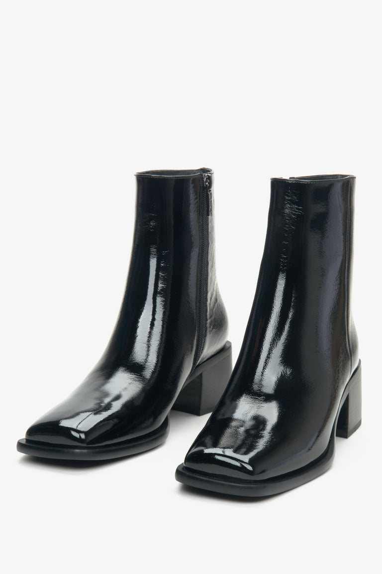Eleganckie botki damskie z lakierowanej skóry naturalnej w kolorze czarnym Estro - zbliżenie na przód buta.