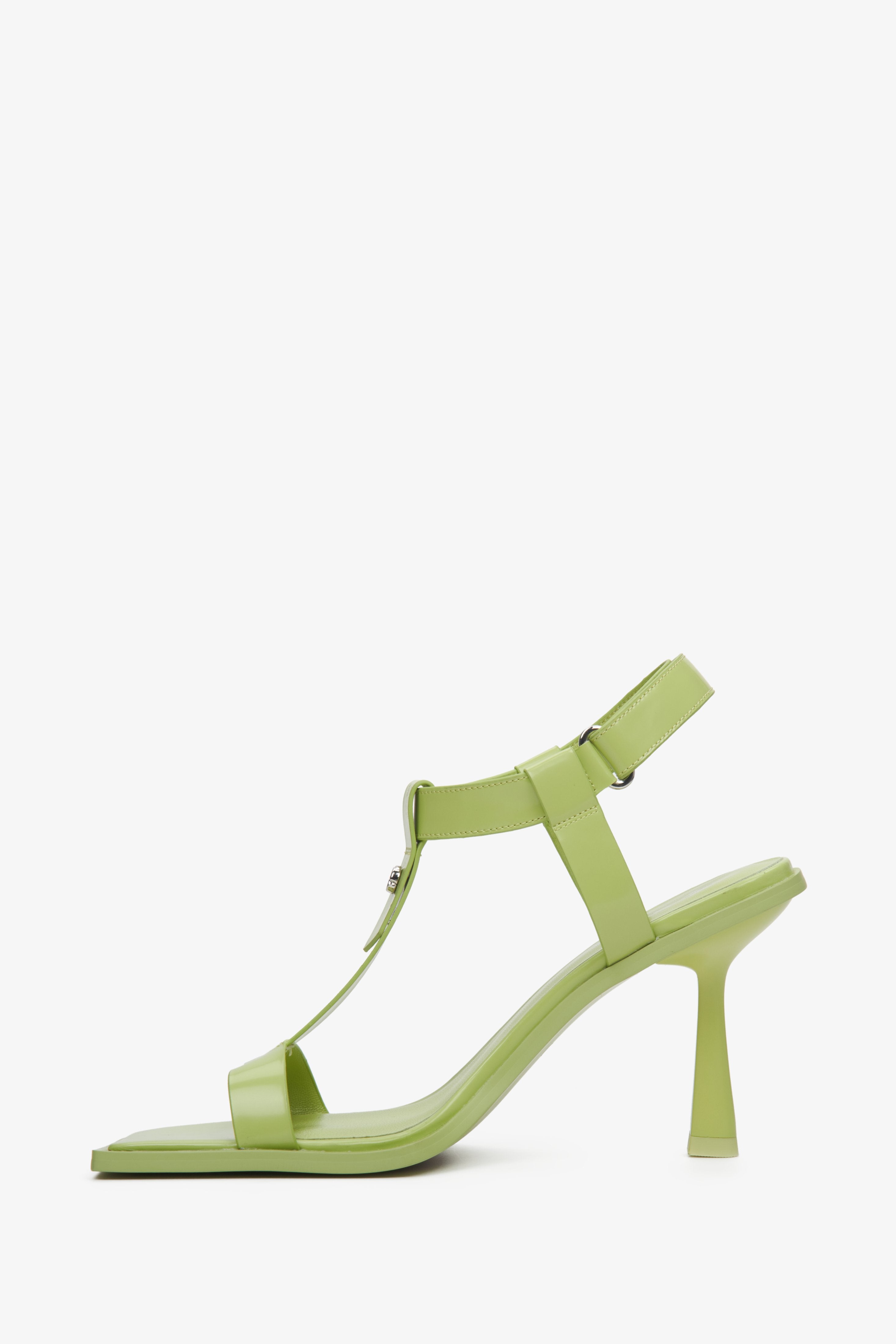 Skórzane, wysokie sandały damskie Estro w kolorze jasnozielonym - profil buta.
