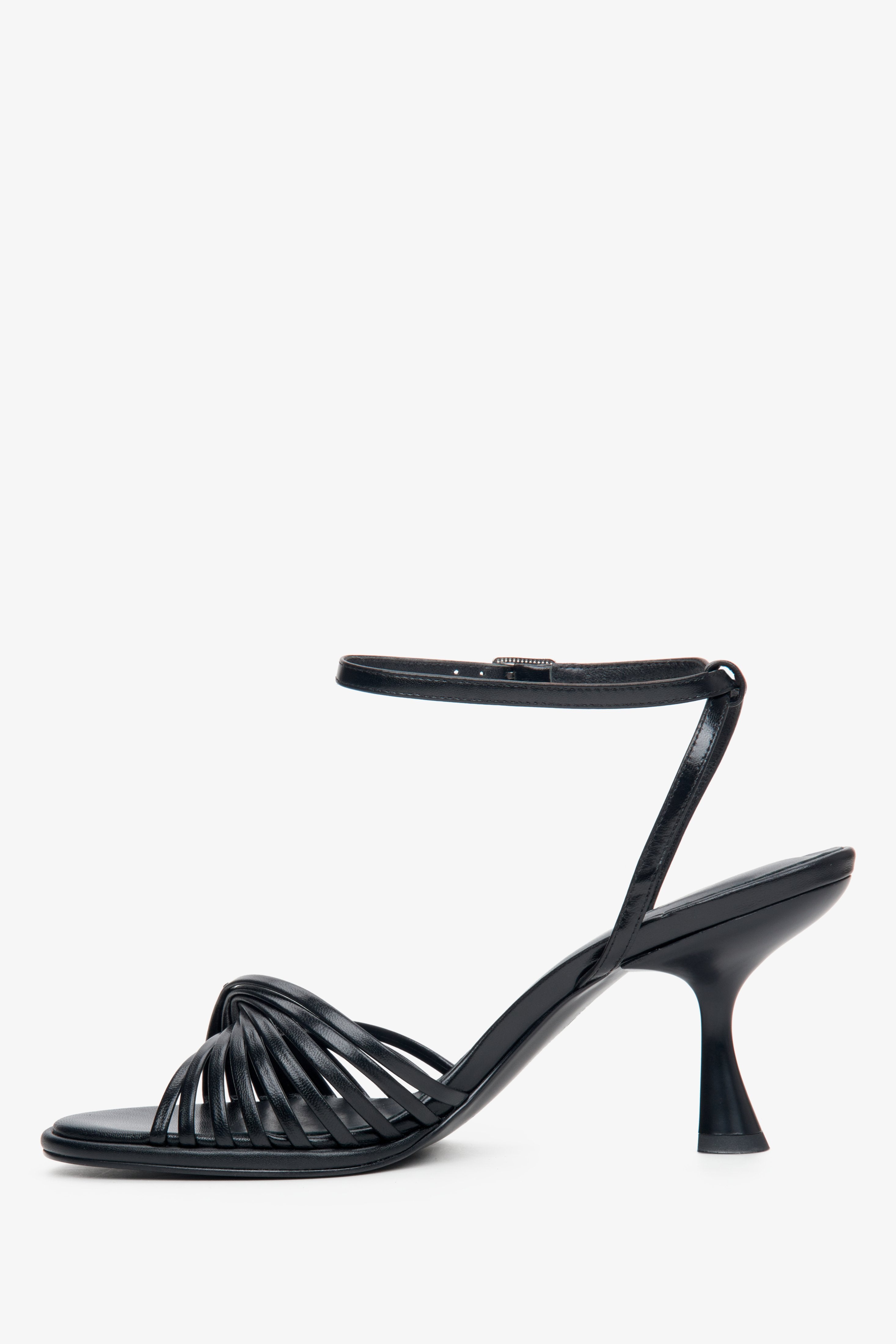 Damskie skórzane sandały damskie na stabilnym obcasie w kolorze czarnym - profil buta.