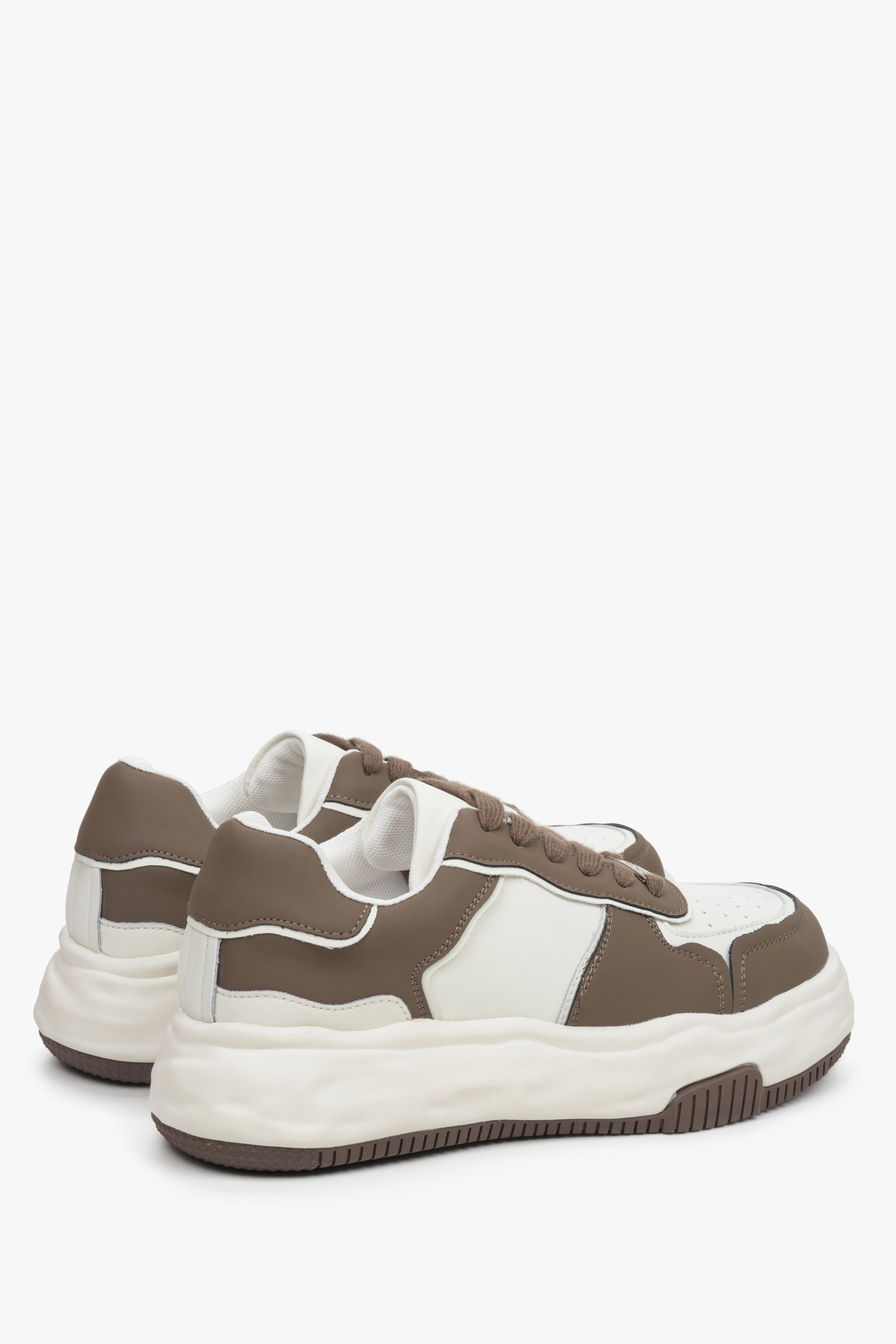 Skórzane, brązowo-białe sneakersy Estro  - zbliżenie na zapiętek i linię boczną butów.