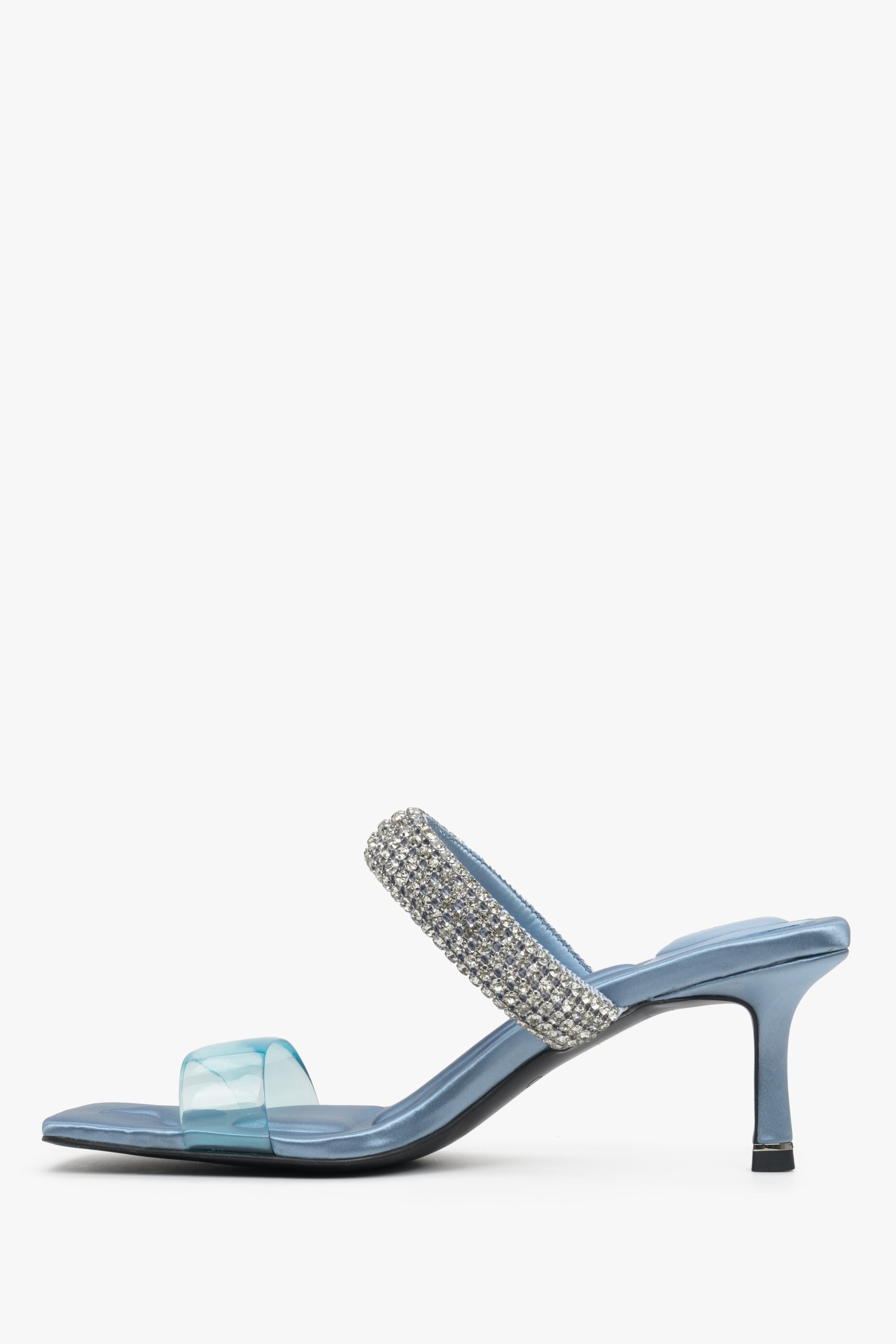 Skórzane, niebieskie klapki damskie na szpilce Estro z cyrkoniami - profil butów.