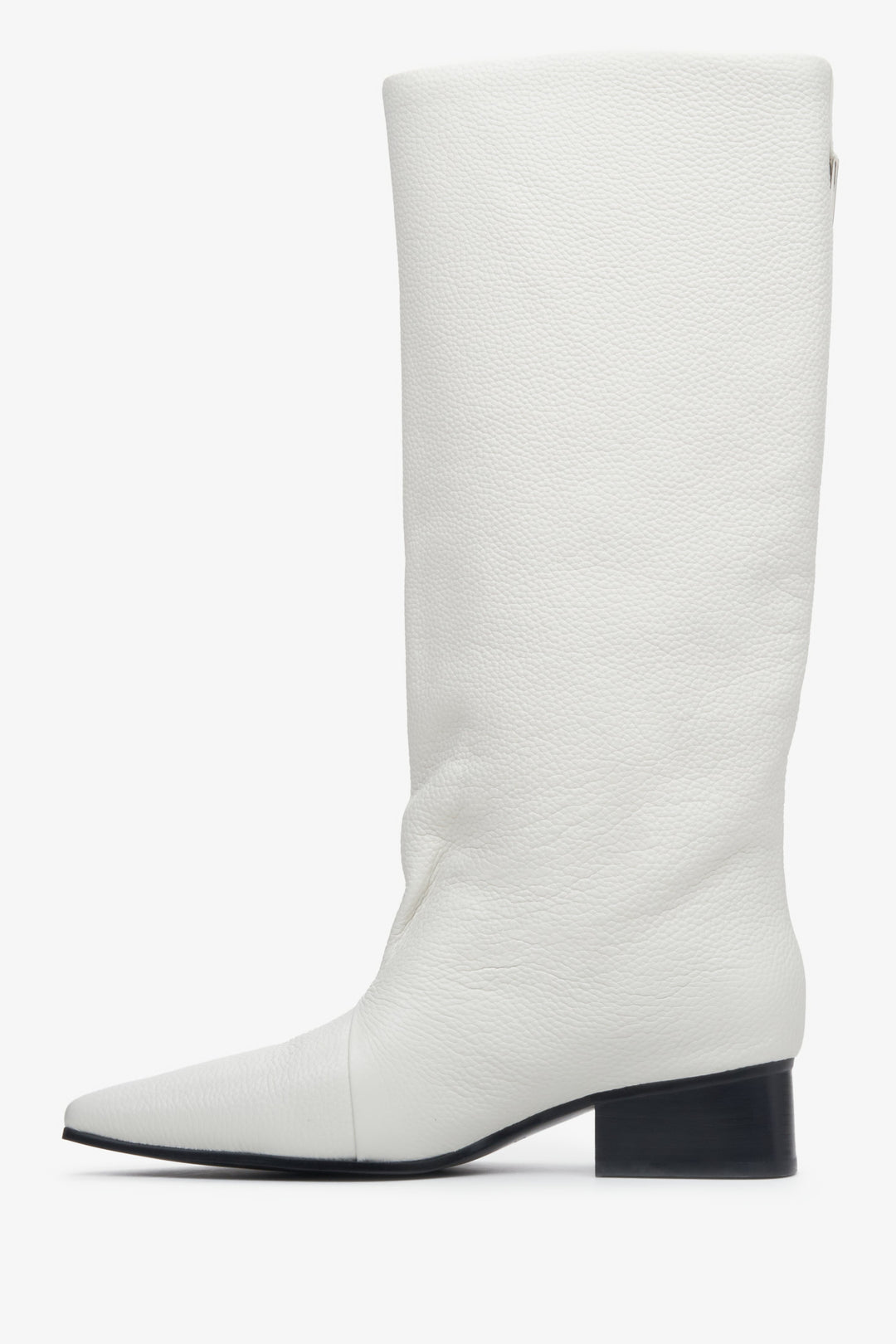 Damskie, skórzane kozaki w kolorze białym Estro z szeroką cholewą - prezentacja profilu buta.