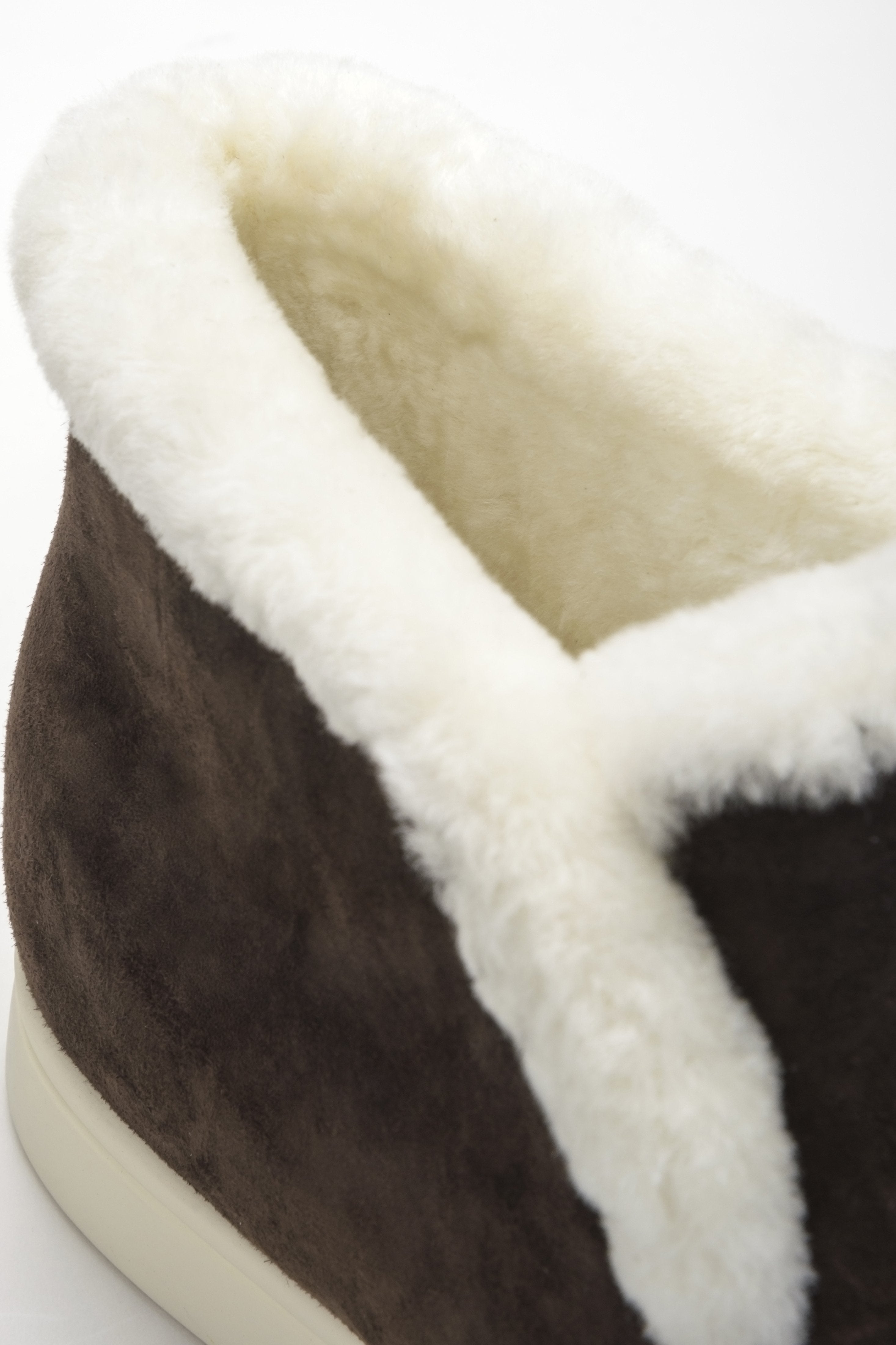 Mokasyny damskie na zimę z weluru naturalnego z futrem w kolorze ciemnobrązowym Estro - zbliżenie na detale.