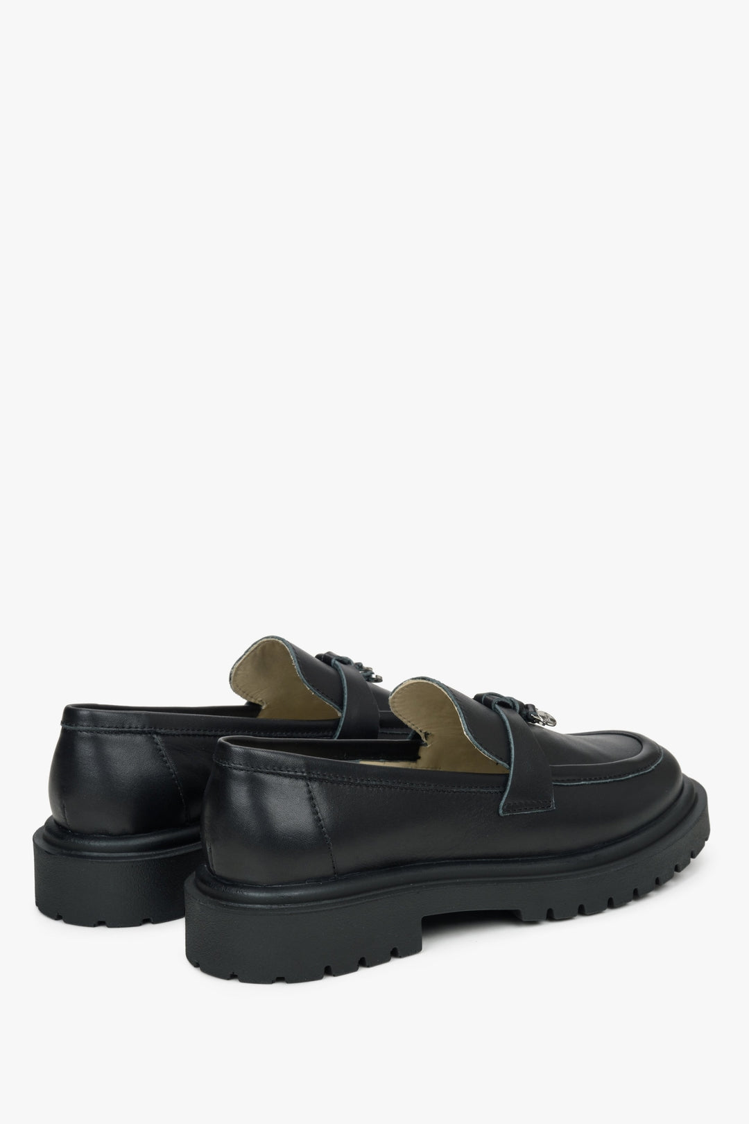Czarne skórzane loafersy damskie Estro - zbliżenie na zapiętek i linię boczną buta.