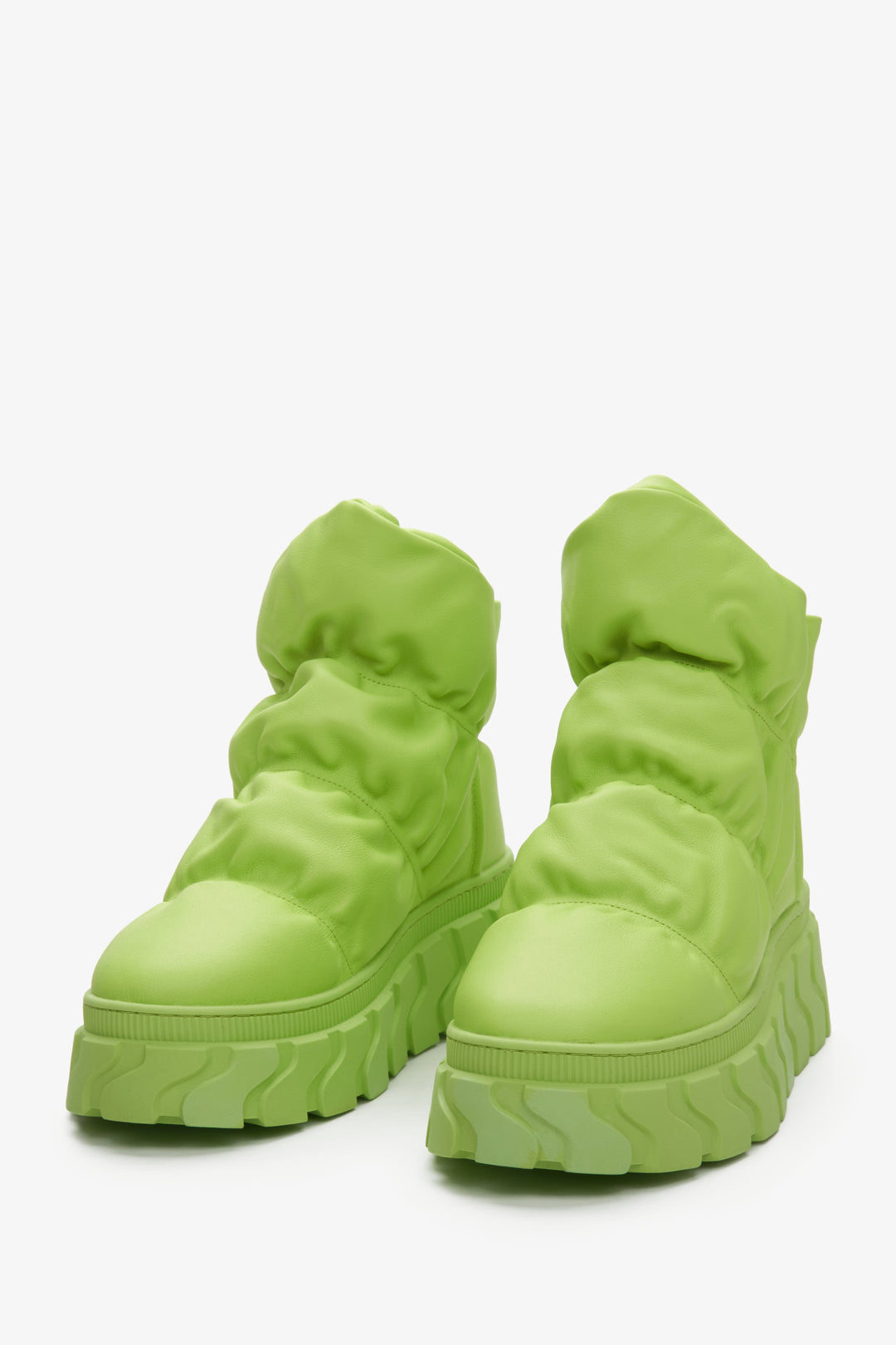 Skórzane śniegowce damskie zielone z puchowym wsadem Estro - zbliżenie na czubek buta.