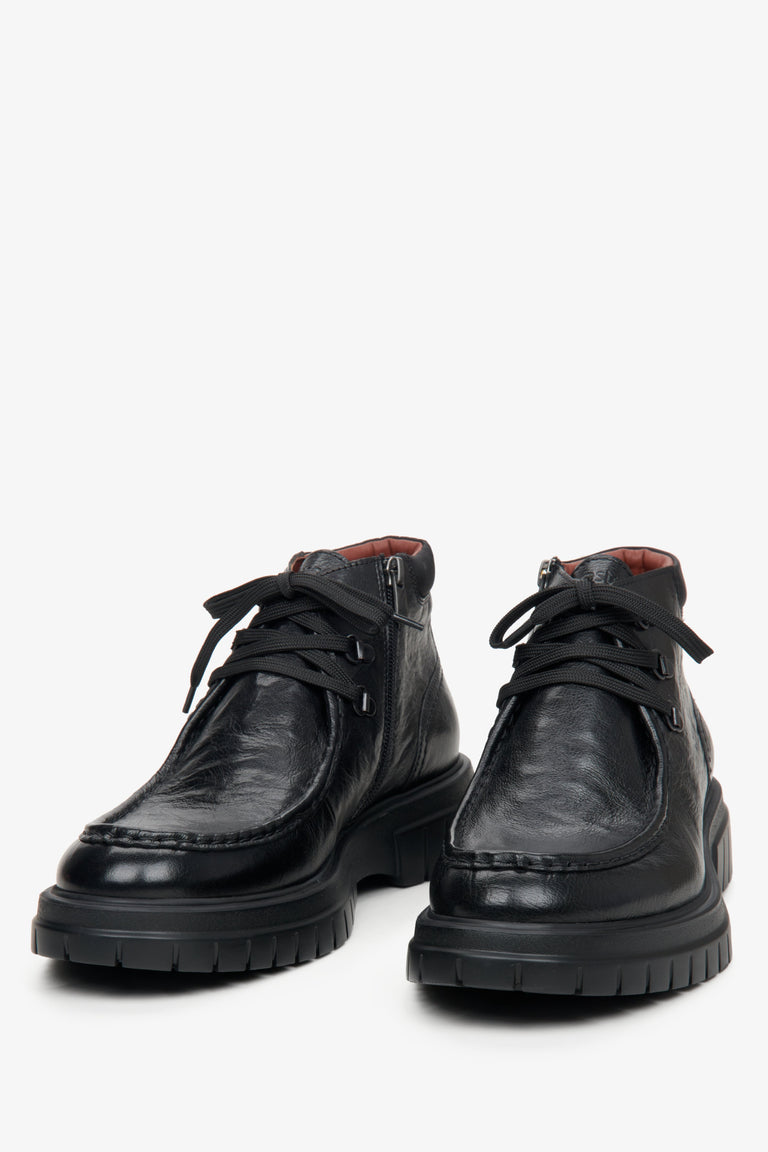 Skórzane, czarne i podwyższane botki męskie Estro - zbliżenie na czubek buta.