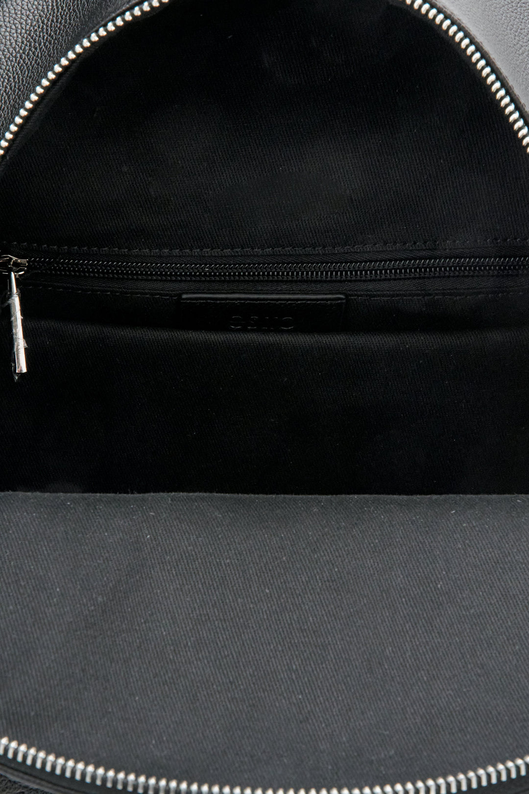 Skórzany czarny plecak damski Estro -prezentacja jednej z kieszeni.