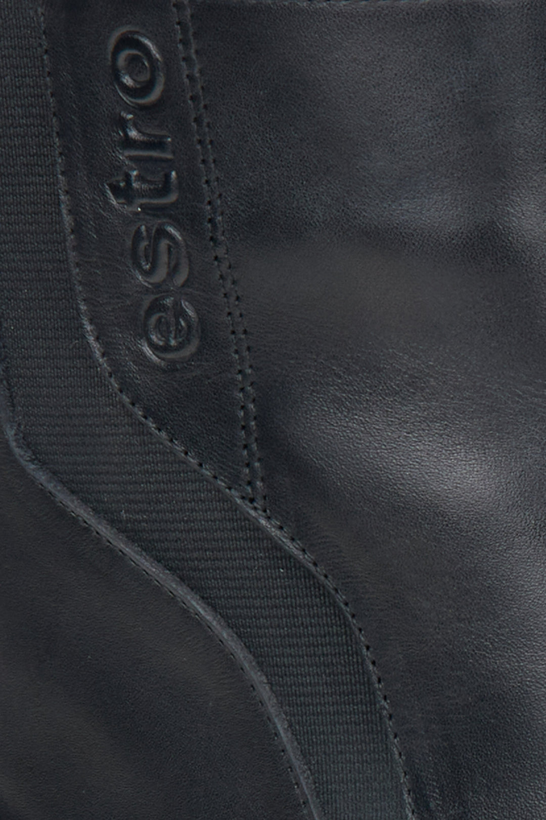 Czarne skórzane botki damskie w kolorze czarnym Estro - zbliżenie na detale.