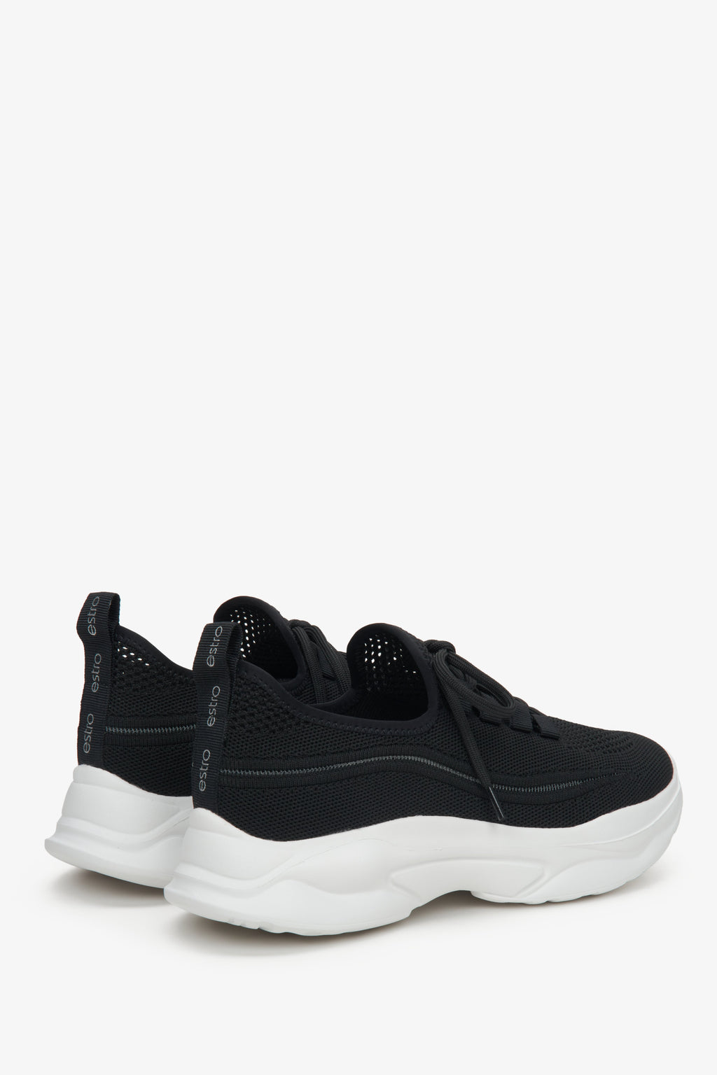 Damskie czarne sneakersy Estro z elastycznej siateczki - zbliżenie na linię boczną i zapiętek.