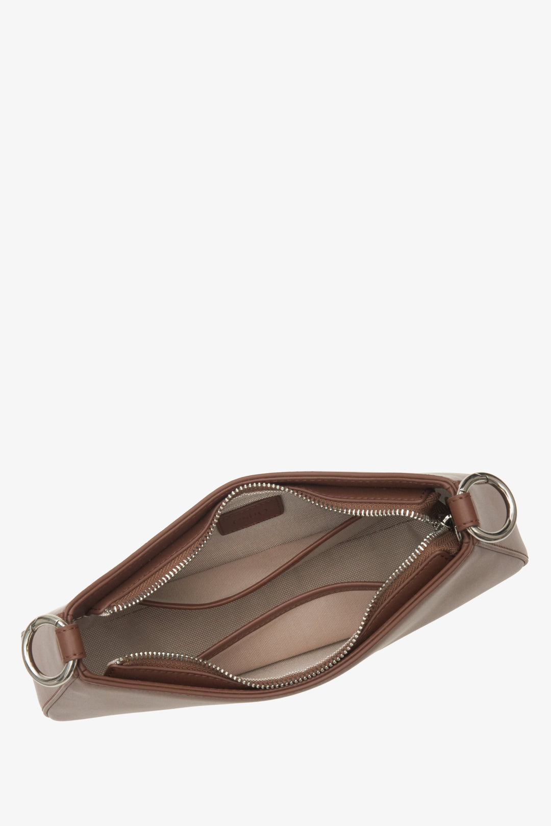 Skórzana torebka-bagietka w kolorze brązowym marki Estro - zbliżenie na wnętrze modelu.