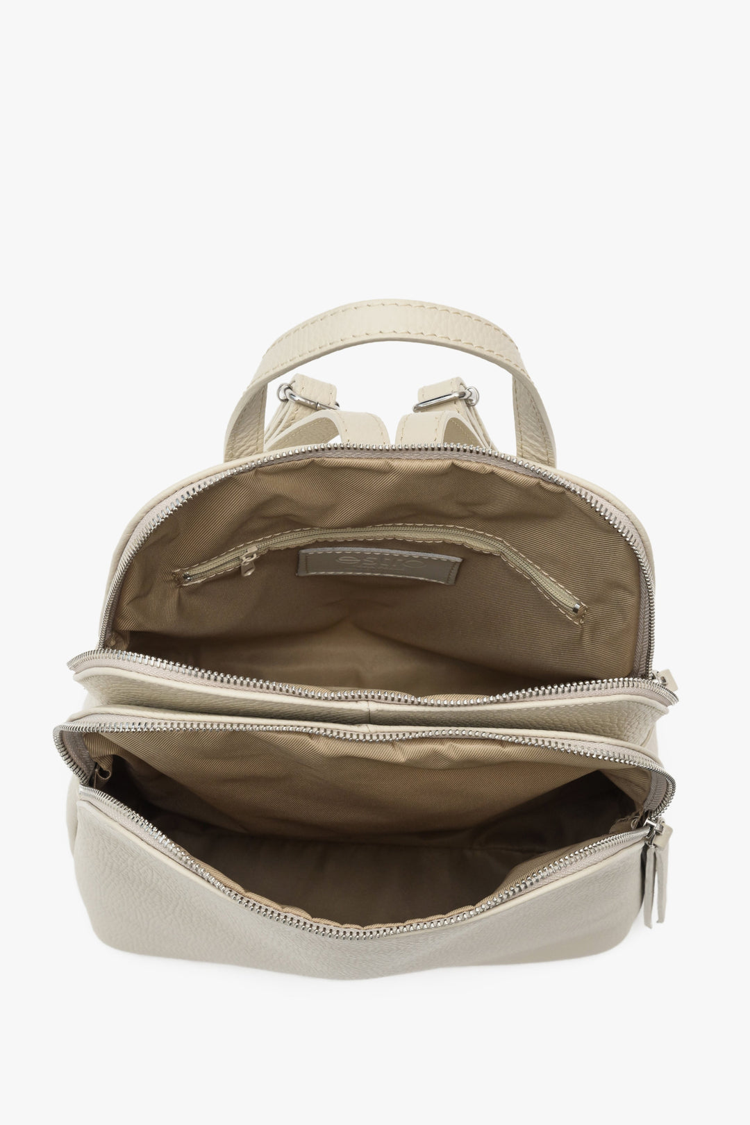 Pojemny, skórzany plecak damski Estro w kolorze jasnobeżowym - zbliżenie na wnętrze modelu.