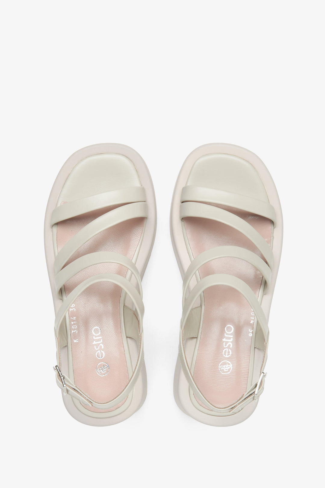 Skórzane jasnobeżowe sandały damskie na koturnie - prezentacja modelu z góry.