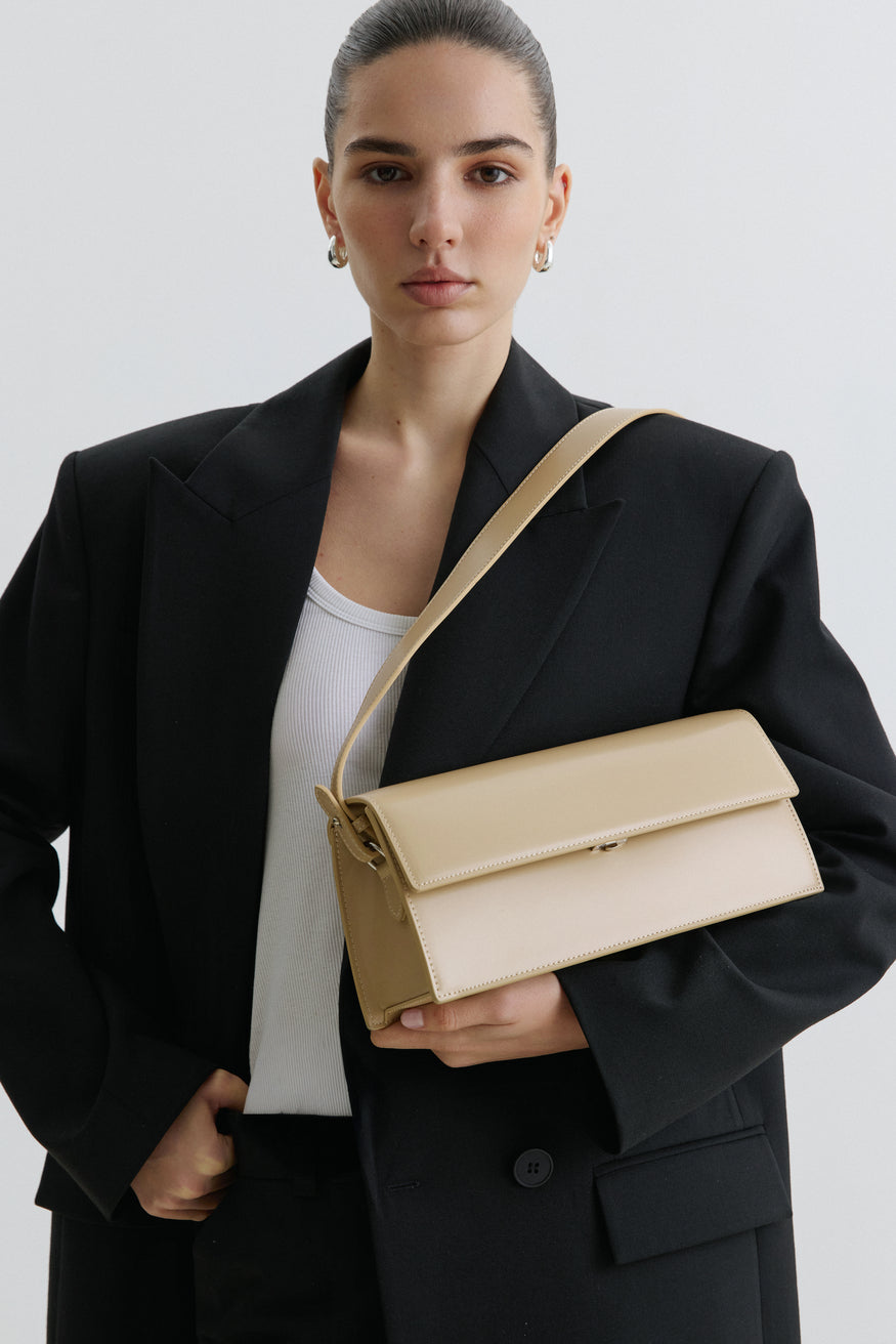 Torebka damska Estro w jasnobeżowym kolorze, prostokątna, na ramię, ze skóry.