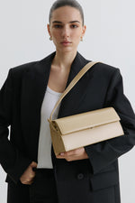 Torebka damska Estro w jasnobeżowym kolorze, prostokątna, na ramię, ze skóry.