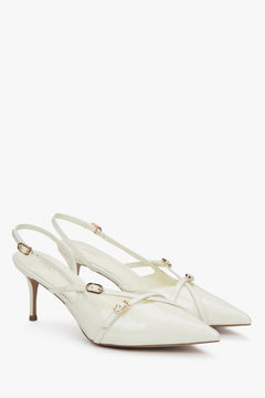 Eleganckie jasnobeżowe czółenka damskie Estro, wykonane z lśniącej lakierowanej skóry naturalnej, o klasycznym fasonie slingback. 