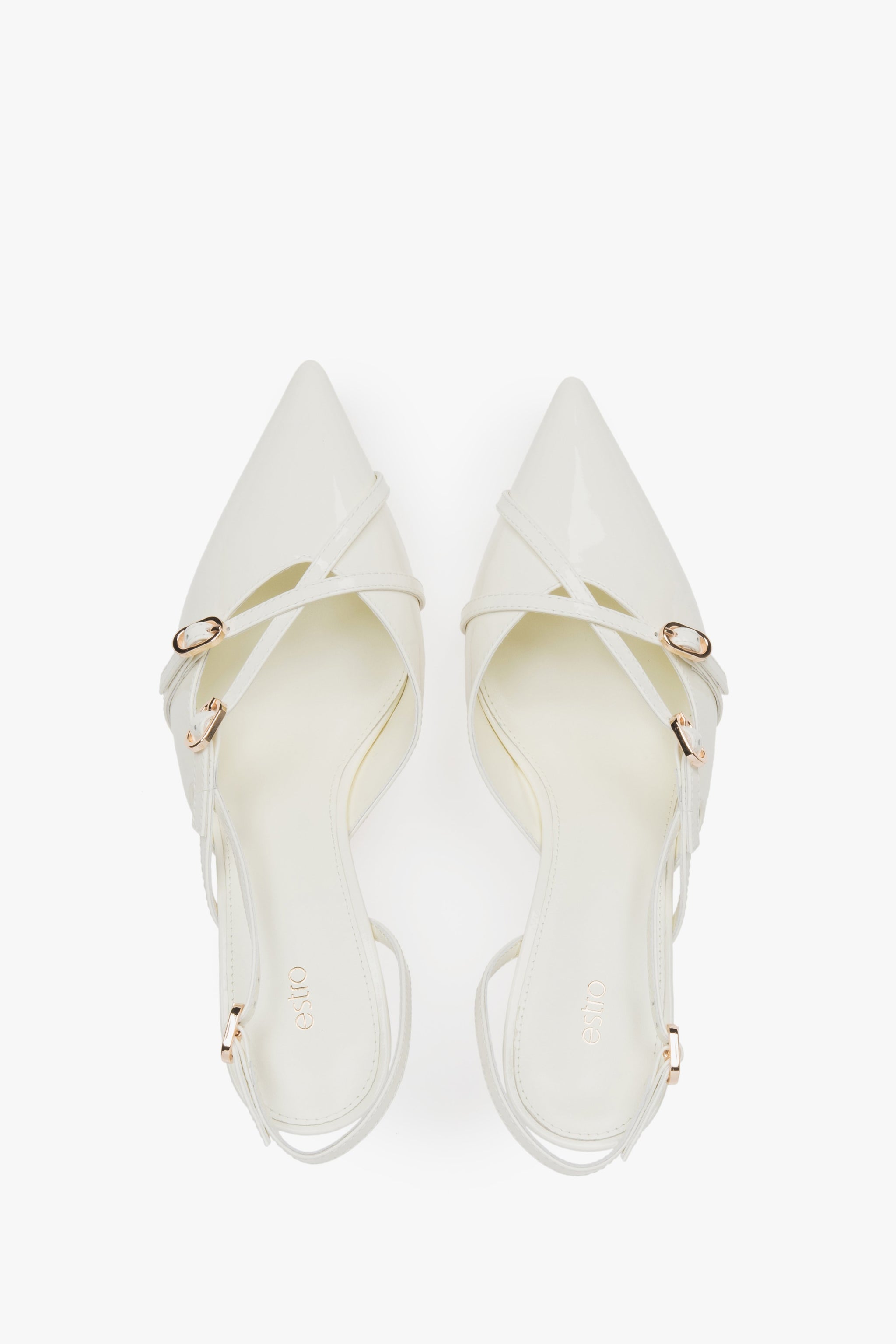 Ponadczasowe jasnobeżowe czółenka damskie Estro z lakierowanej skóry naturalnej - idealne na specjalne okazje i do biura, o eleganckim fasonie slingback. 