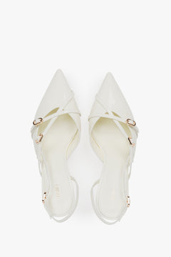 Ponadczasowe jasnobeżowe czółenka damskie Estro z lakierowanej skóry naturalnej - idealne na specjalne okazje i do biura, o eleganckim fasonie slingback. 