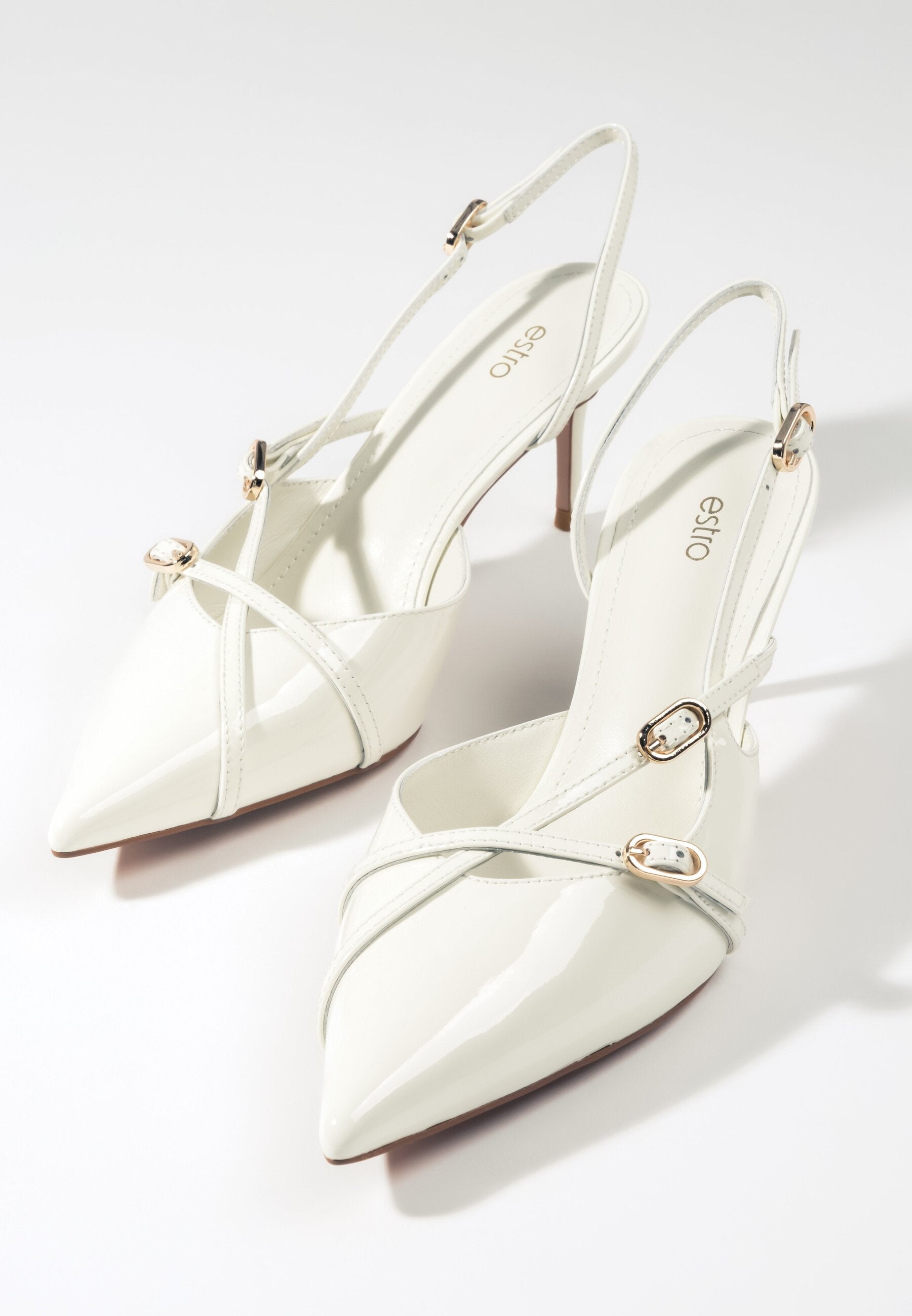 Jasnobeżowe czółenka damskie typu slingback z lakierowanej skóry naturalnej Estro ER00117222.