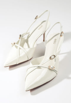 Jasnobeżowe czółenka damskie typu slingback z lakierowanej skóry naturalnej Estro ER00117222.