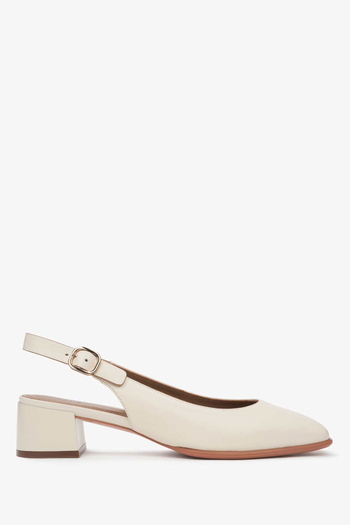 Jasnobeżowe czółenka damskie typu slingback na niskim obcasie Estro ER00116970.