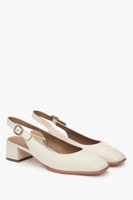Eleganckie jasnobeżowe czółenka damskie Estro, o klasycznym fasonie slingback, na wygodnym niskim obcasie. 