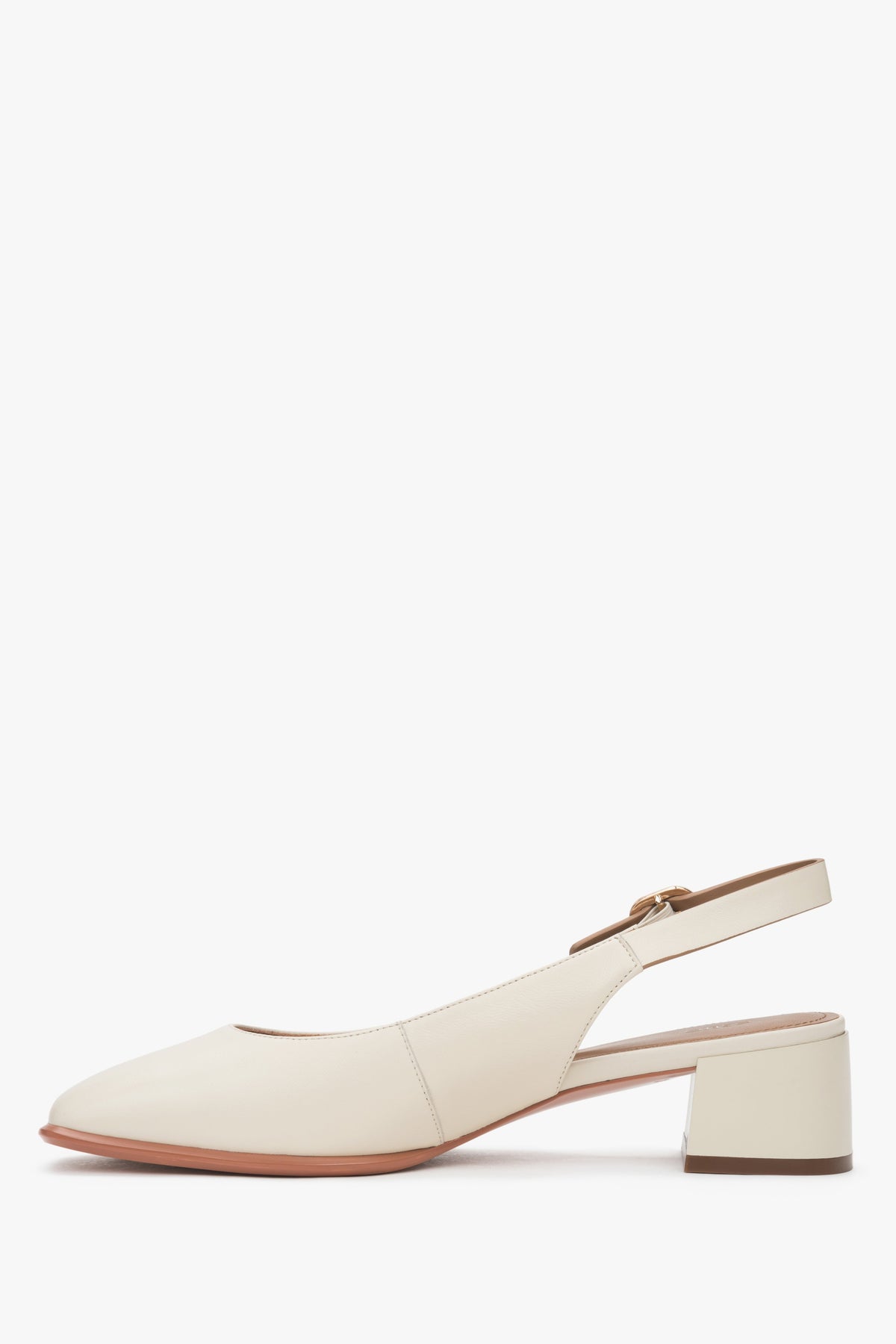 Stylowe czółenka damskie Estro w odcieniu jasnego beżu, typu slingback, osadzone na komfortowym, niskim obcasie.